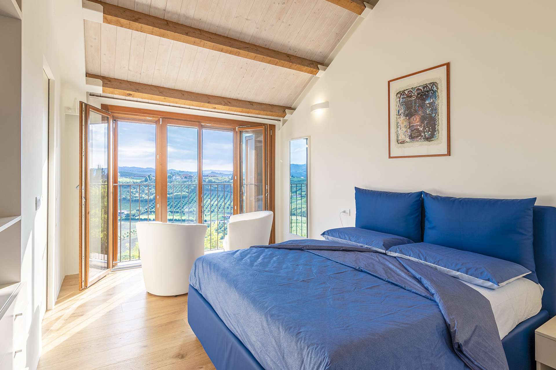 le-langhe_villa_piedmont-italy_interior-bedroom-blue.jpg