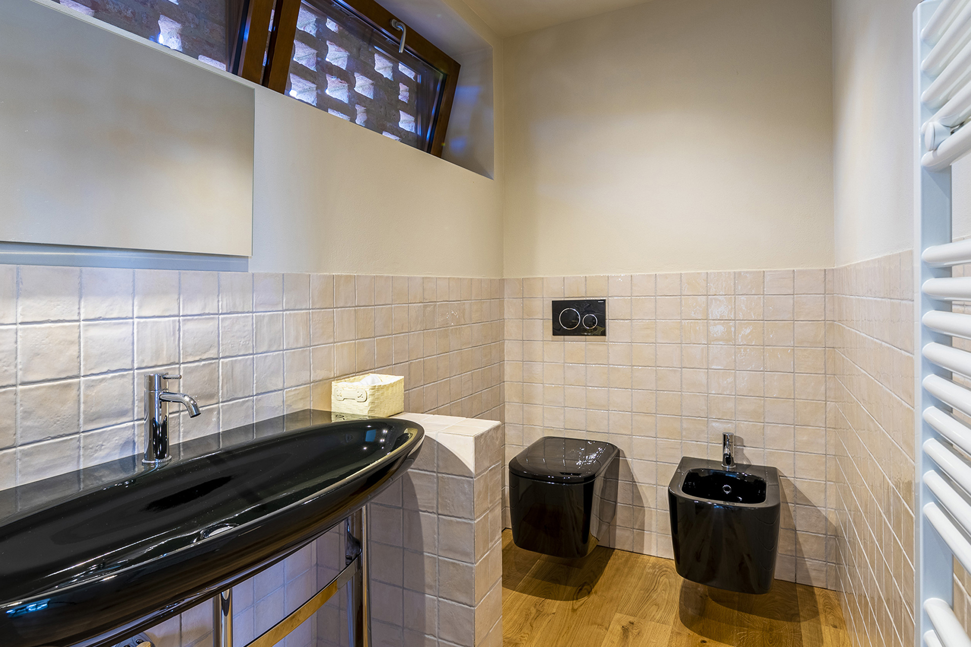 le-langhe_villa_piedmont-italy_interior-black-bathroom.jpg