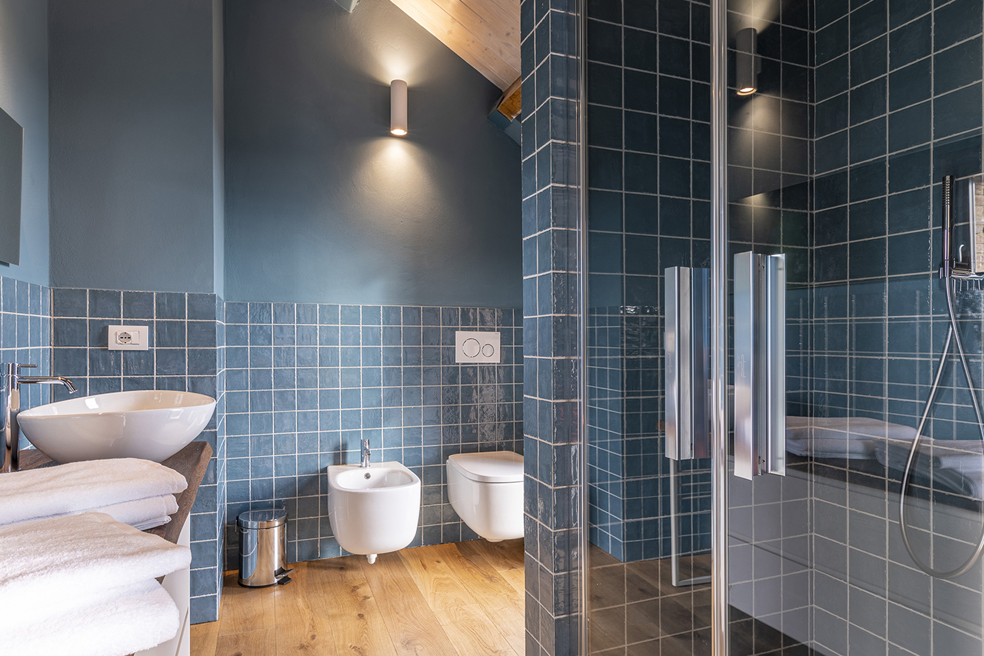 le-langhe_villa_piedmont-italy_interior-blue-bathroom.jpg