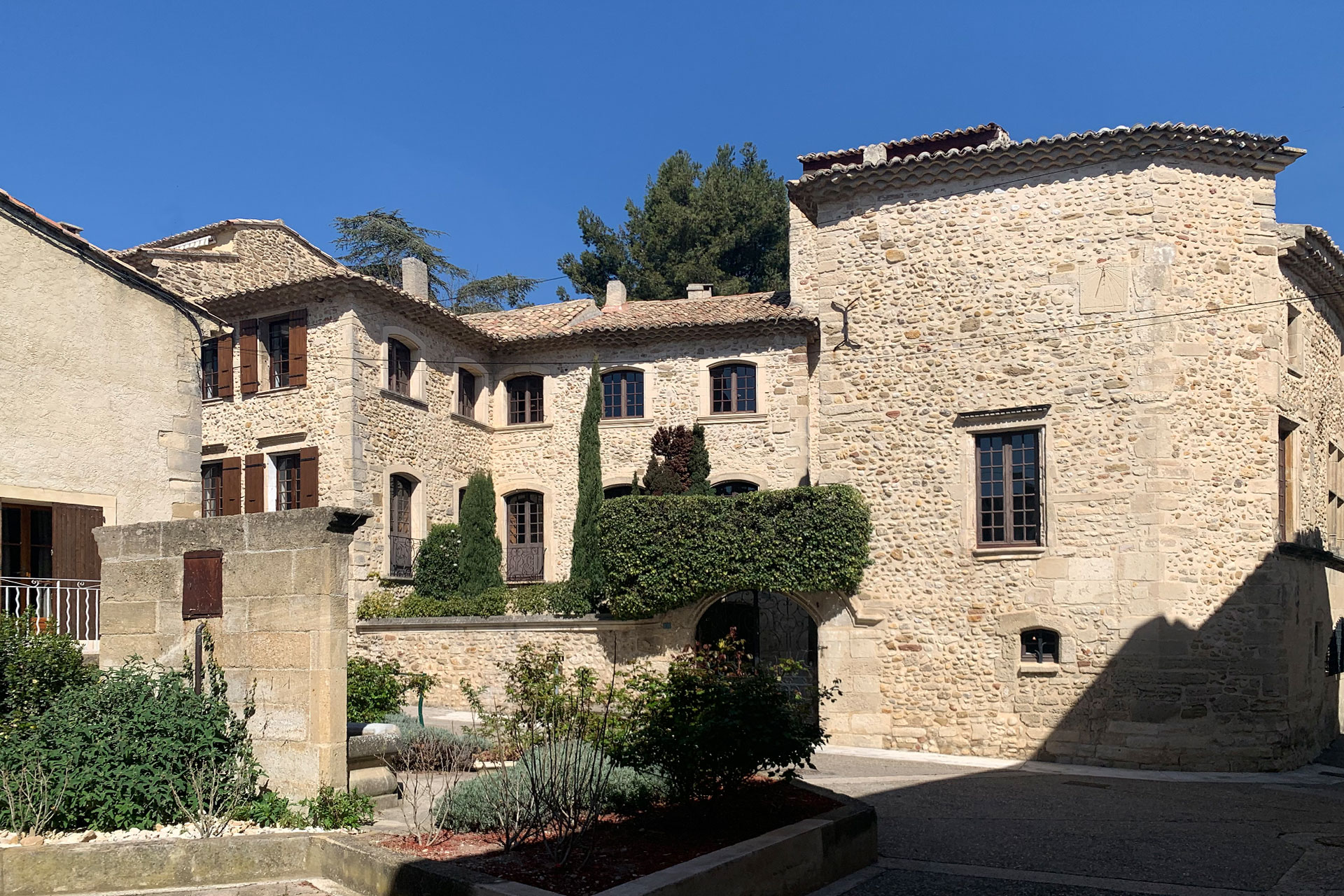 callemant-dautane_chateau_visan-france_exterior-design.jpg
