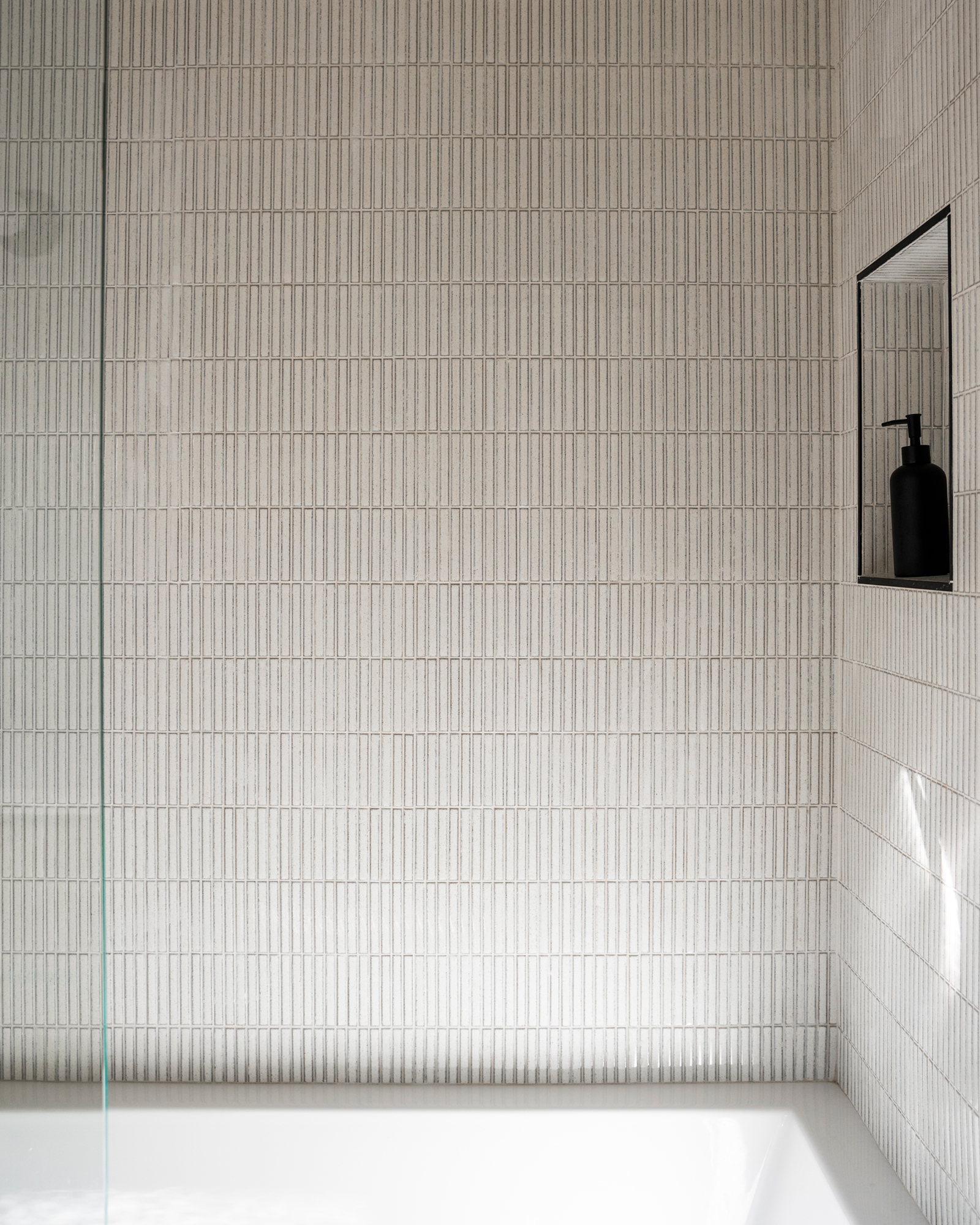 the-broad-beachhouse_malibu_la_interior-bathroom-shower-1709058853216.jpg
