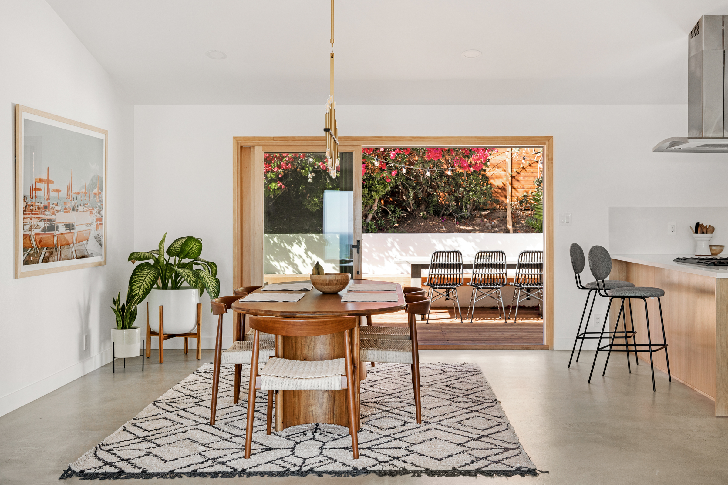 the-broad-beachhouse_malibu_la_interior-dining-room-1709058853448.jpg