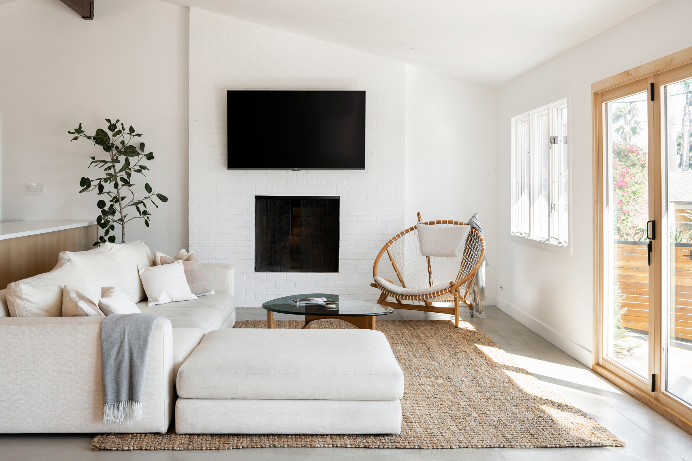 the-broad-beachhouse_malibu_la_interior-living-room-1709058853451.jpg