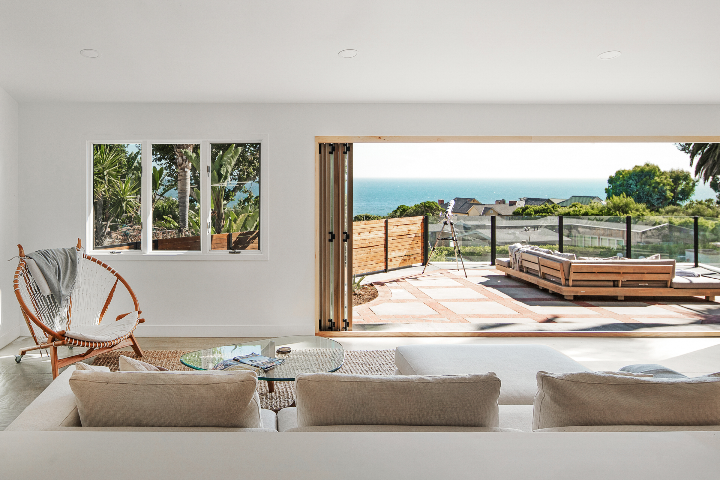 the-broad-beachhouse_malibu_la_interior-living-room-window.jpg