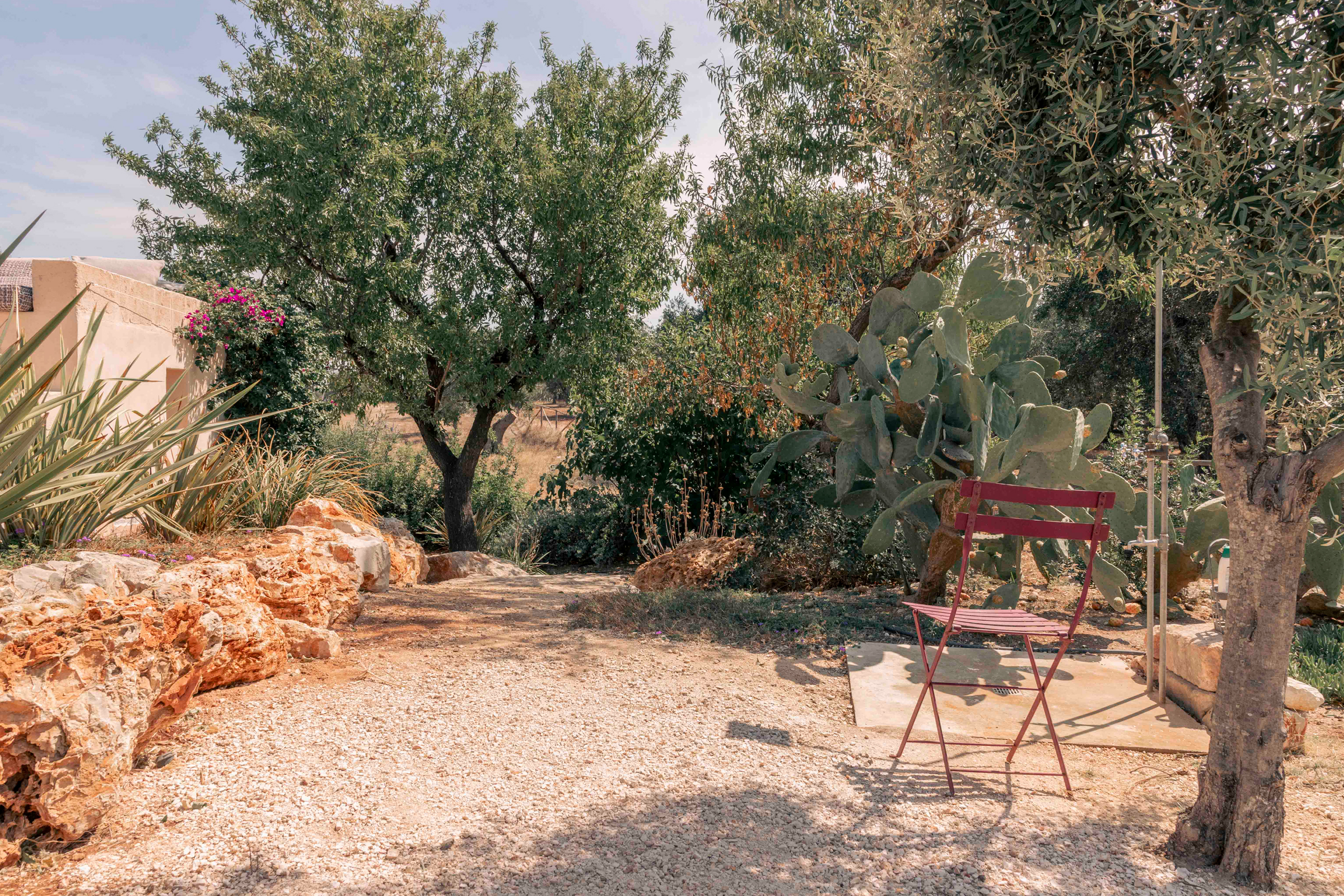 villa-amapulia_ostuni_exterior-chair.jpg