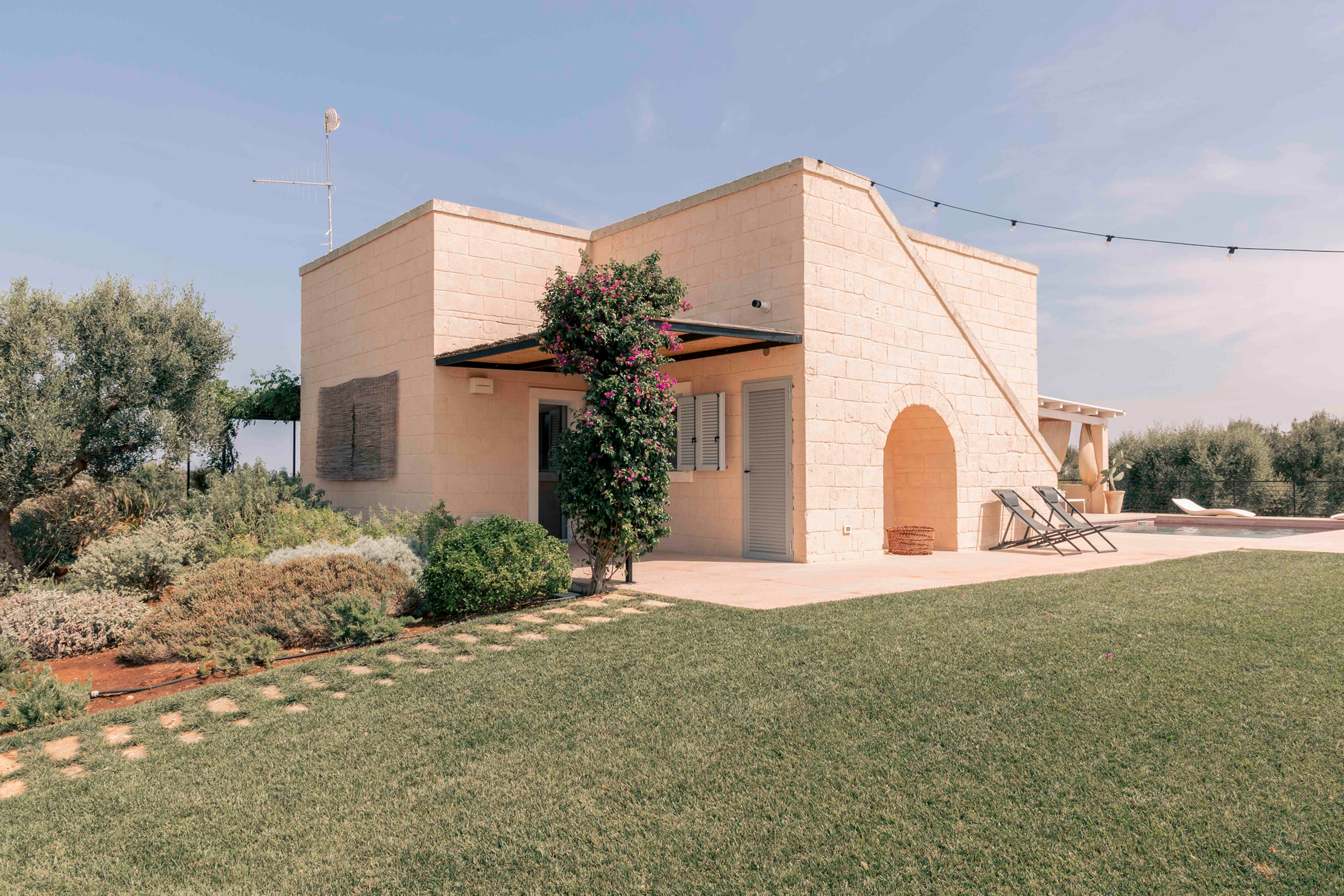 villa-amapulia_ostuni_exterior-facade.jpg