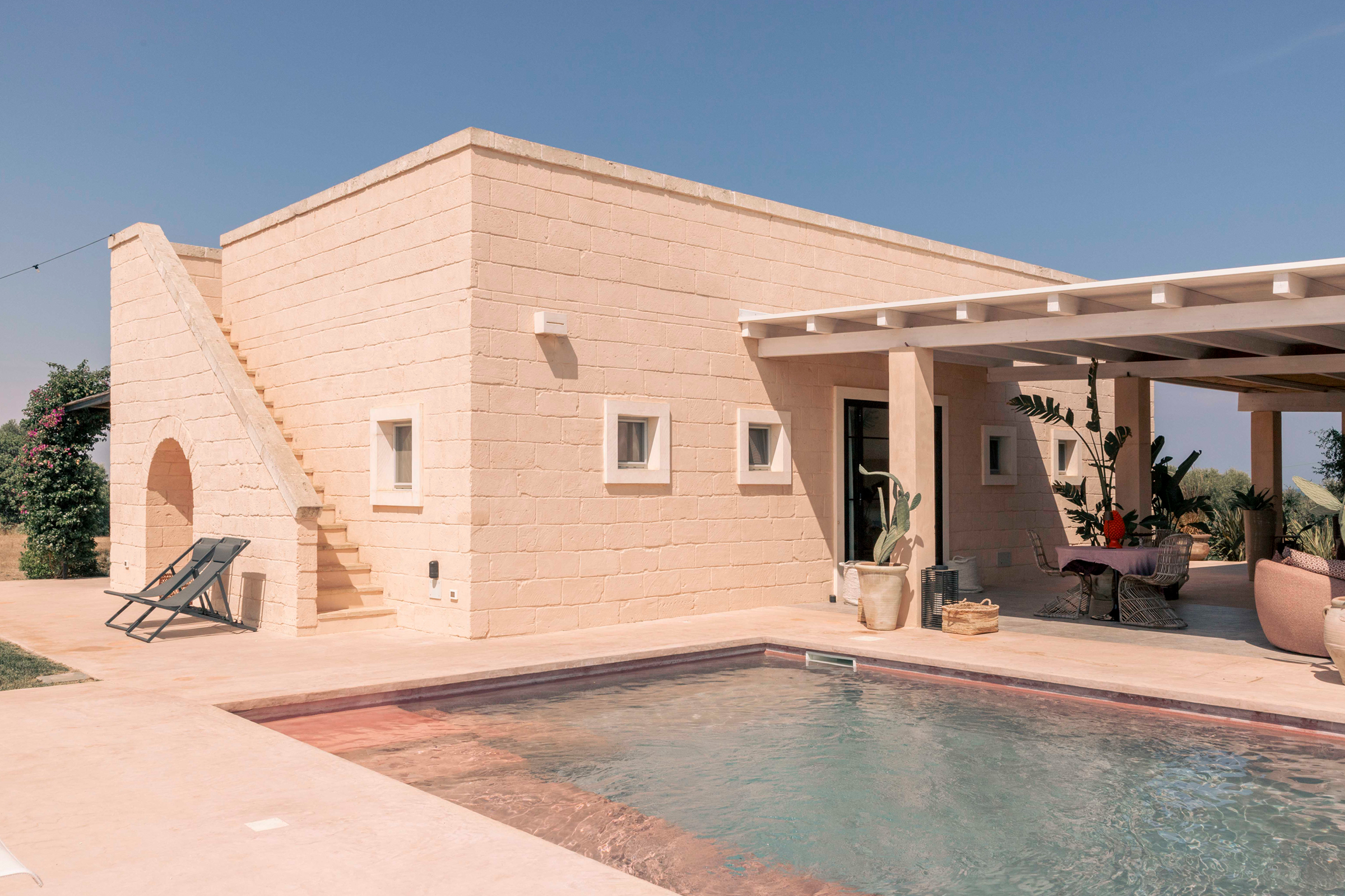 villa-amapulia_ostuni_exterior-pool.jpg