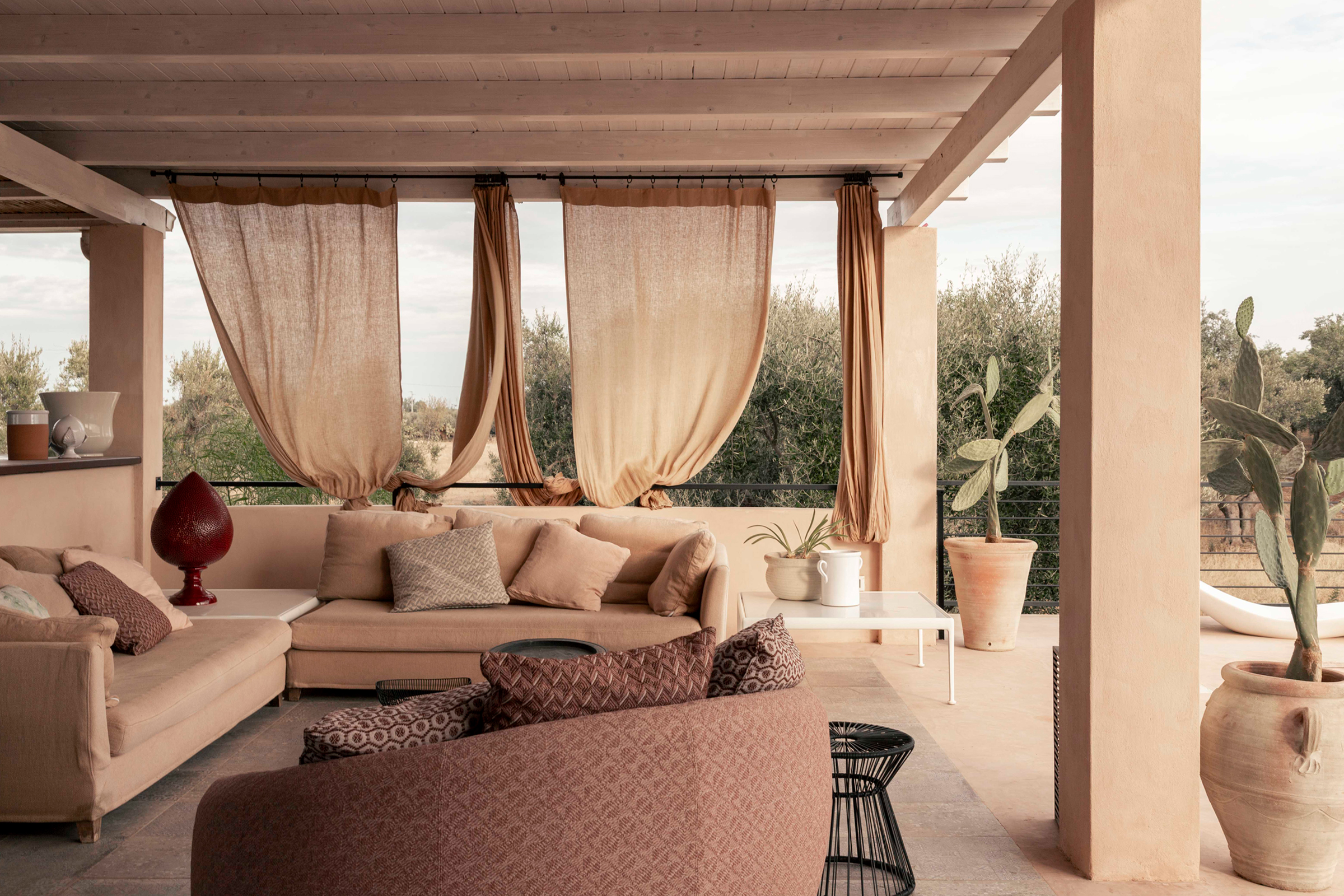 villa-amapulia_ostuni_exterior-terrace-design.jpg