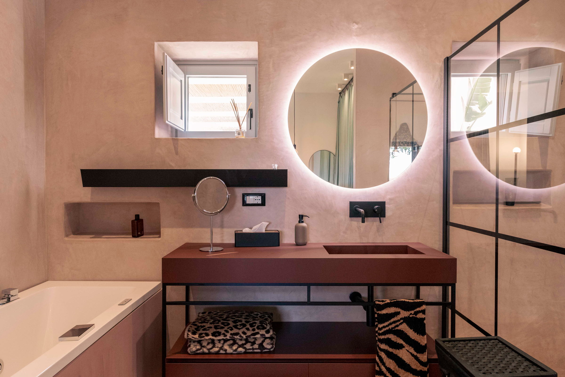 villa-amapulia_ostuni_interior-bathroom-mirror.jpg