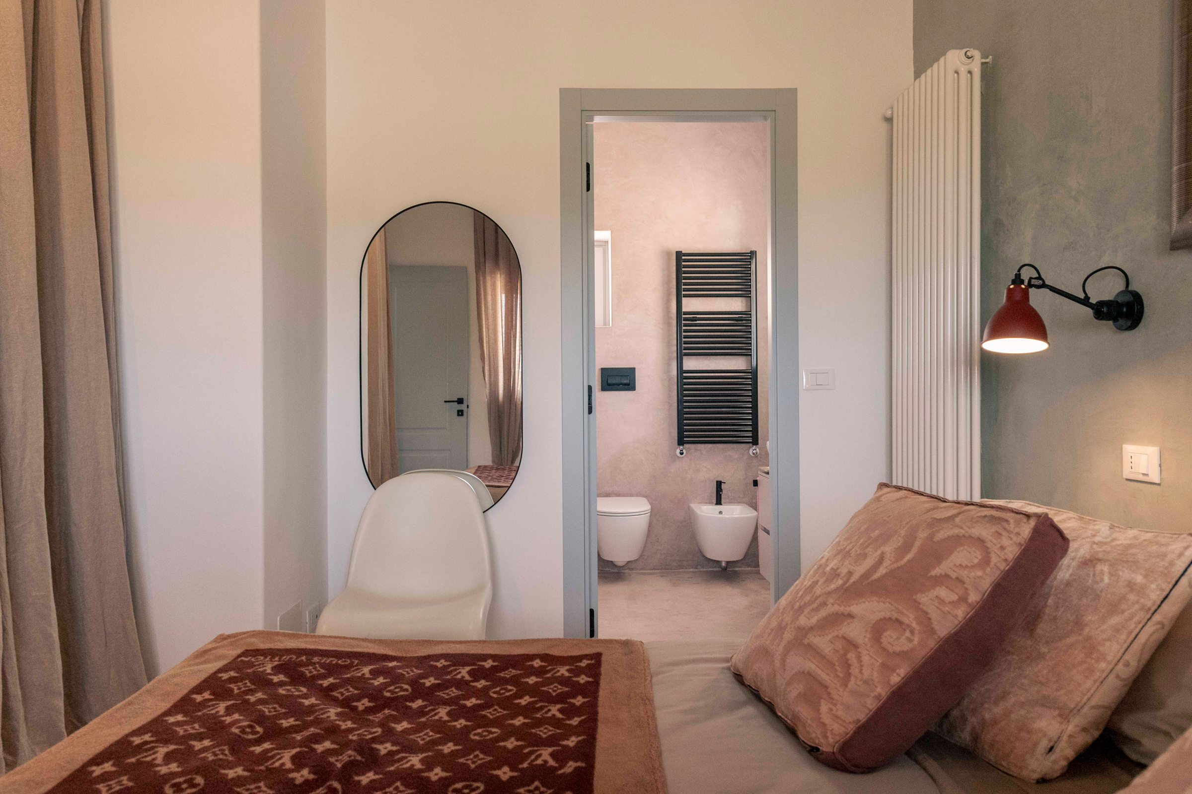 villa-amapulia_ostuni_interior-side-bedroom-bathroom.jpg