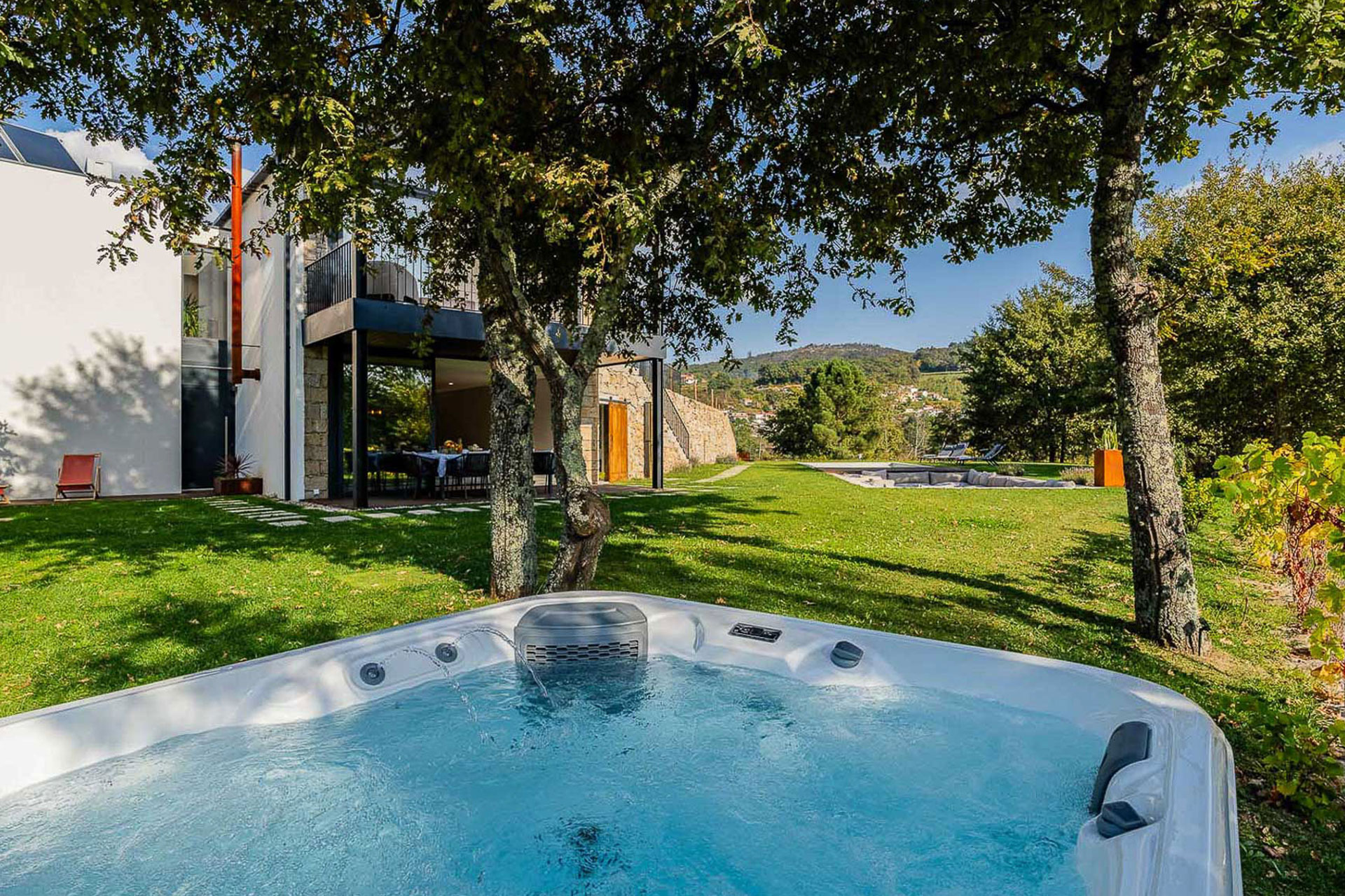 quinta-da-lameirinha-douro-boutique-home_country-house_porto-portugal_exterior-jacuzzi.jpg