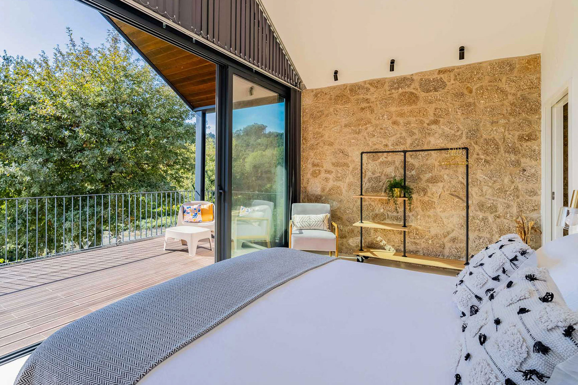 quinta-da-lameirinha-douro-boutique-home_country-house_porto-portugal_interior-bed-room-view.jpg