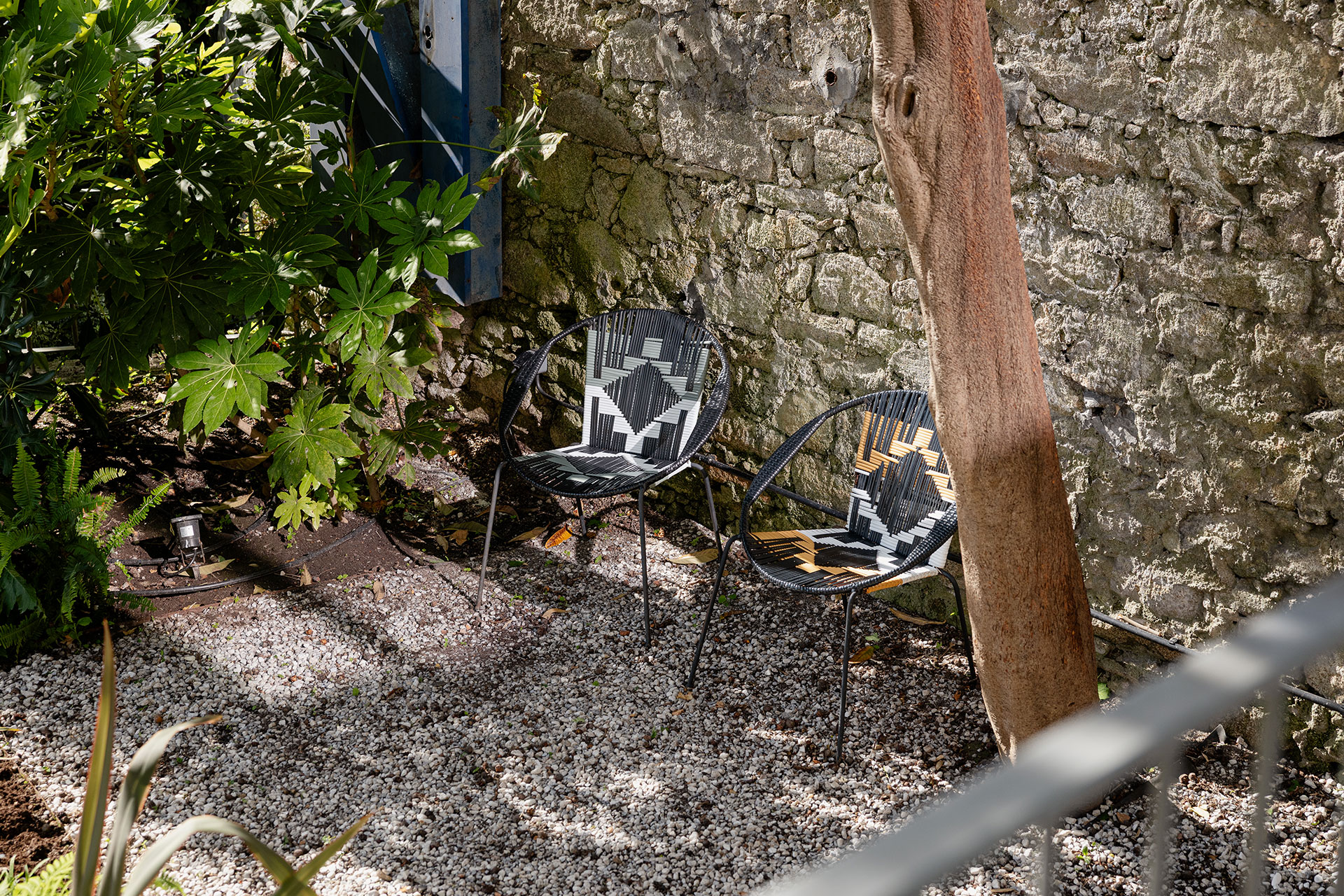 fabrica-no-jardim_house_porto-portugal_exterior-chairs.jpg