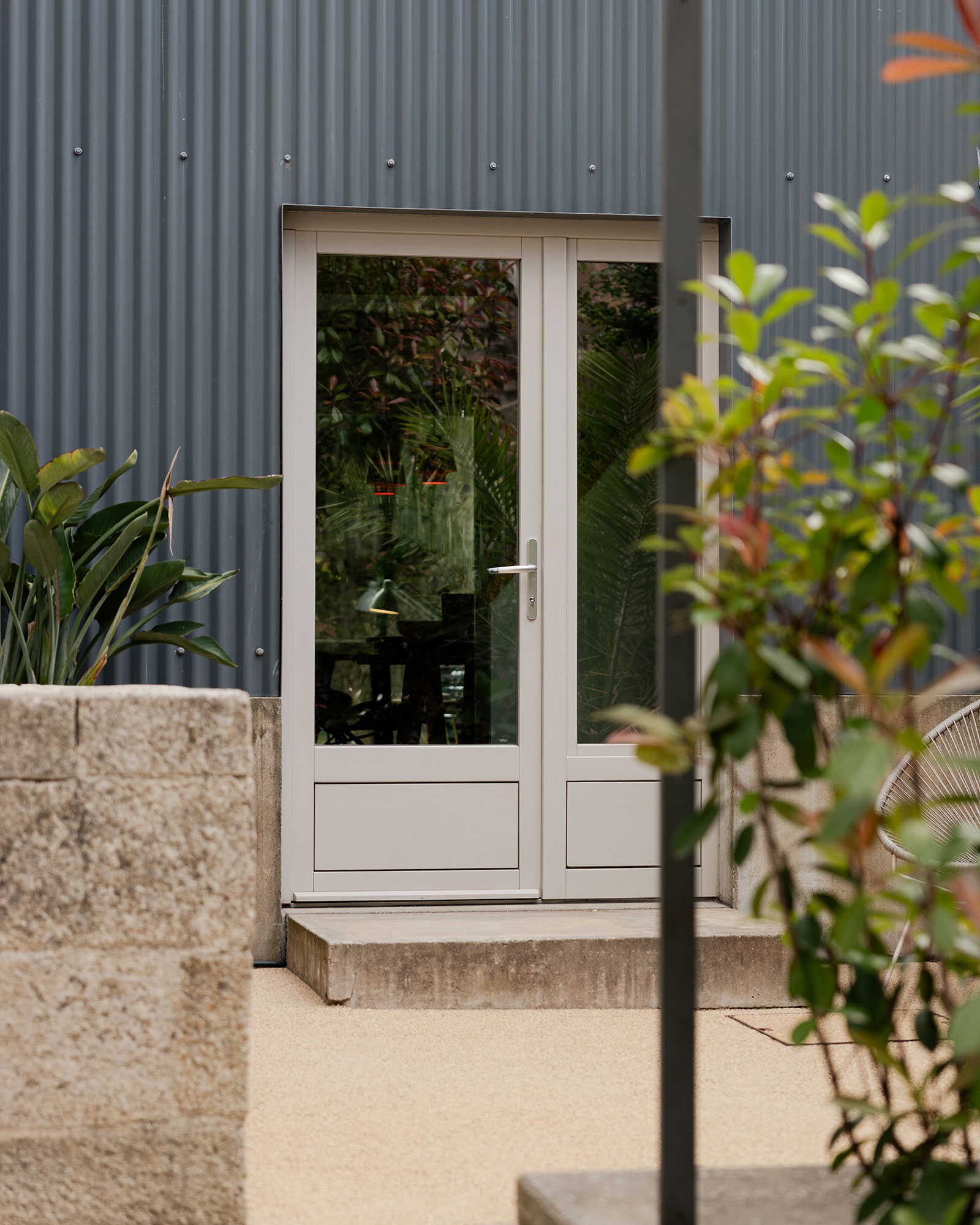 fabrica-no-jardim_house_porto-portugal_exterior-entrance-door.jpg
