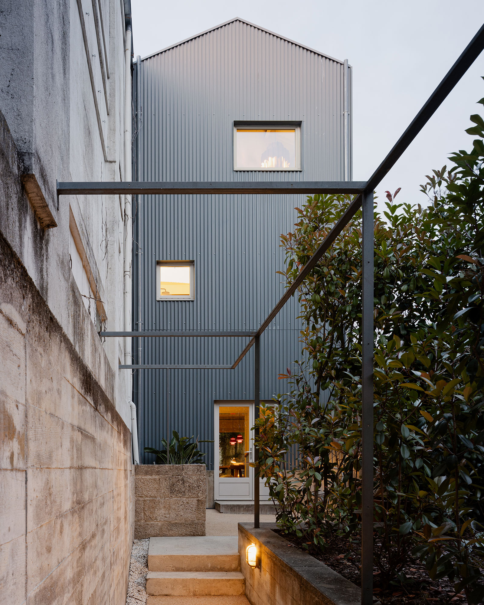 fabrica-no-jardim_house_porto-portugal_exterior-facade-detail.jpg