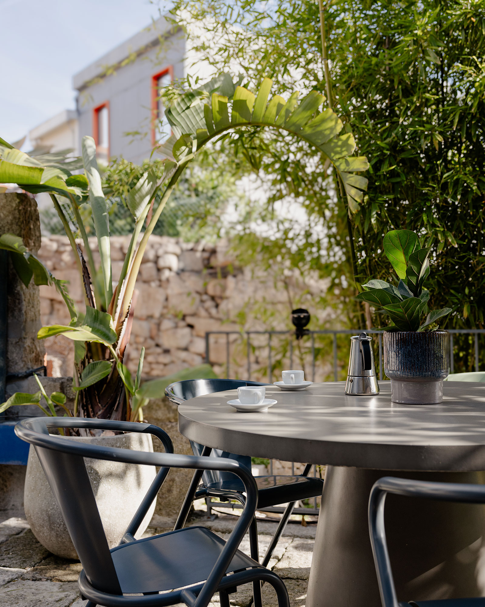 fabrica-no-jardim_house_porto-portugal_exterior-table.jpg