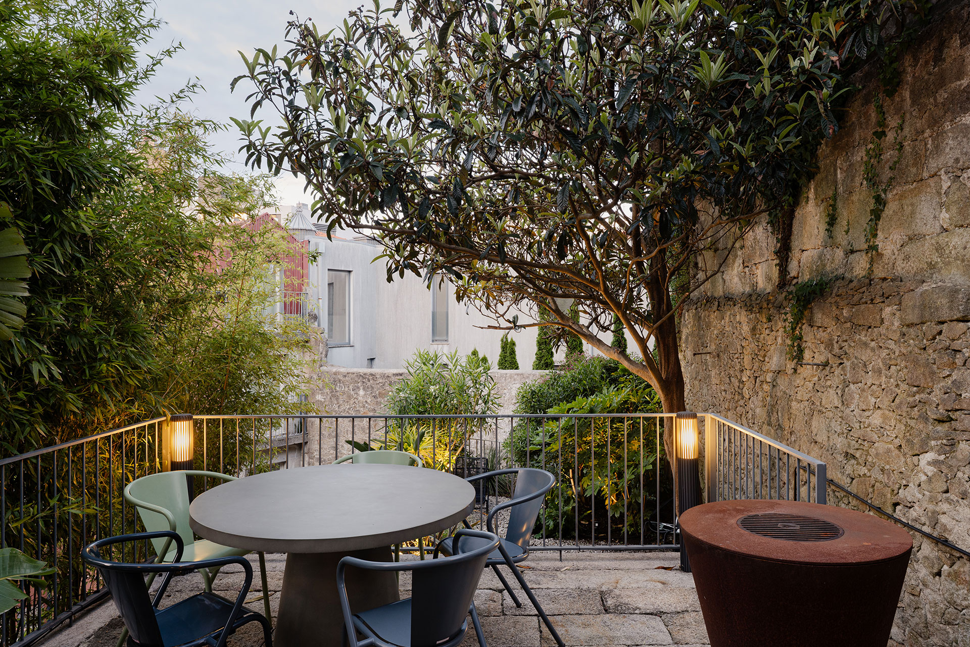 fabrica-no-jardim_house_porto-portugal_exterior-terrace-table.jpg