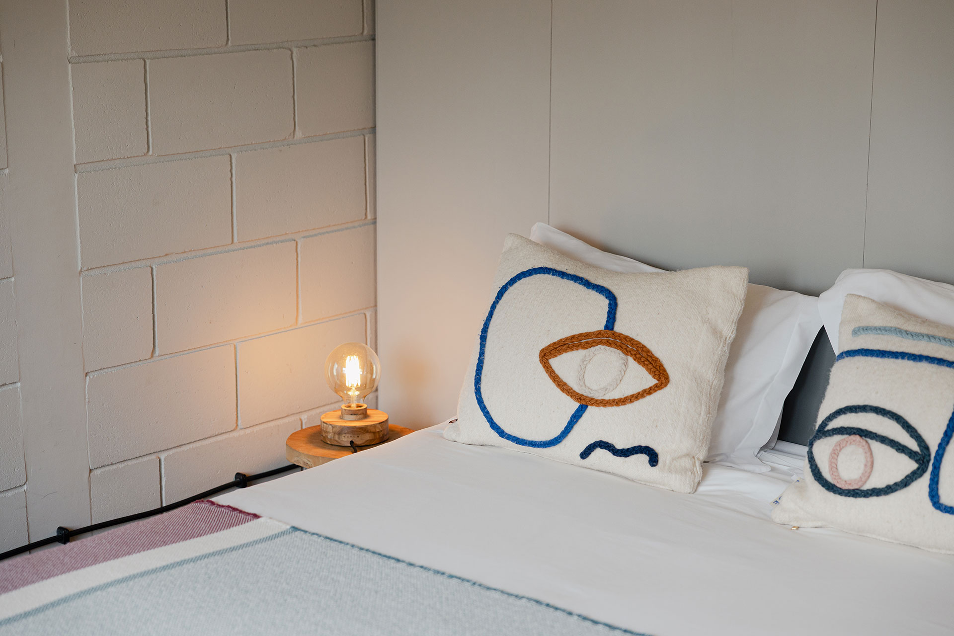 fabrica-no-jardim_house_porto-portugal_interior-bed.jpg