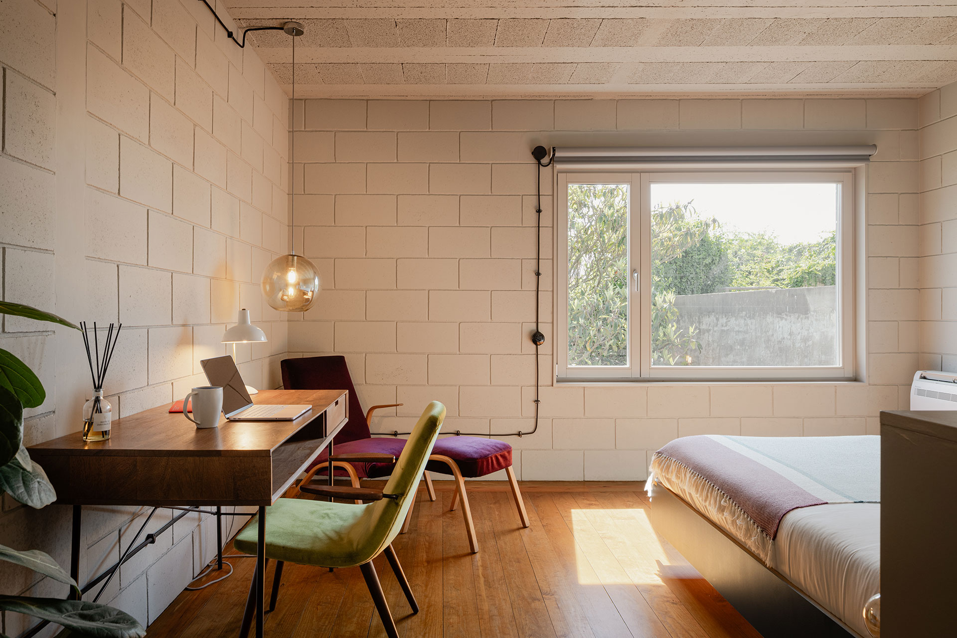 fabrica-no-jardim_house_porto-portugal_interior-bedroom-desk.jpg