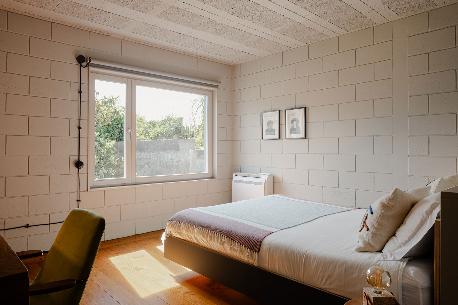 fabrica-no-jardim_house_porto-portugal_interior-bedroom-window.jpg