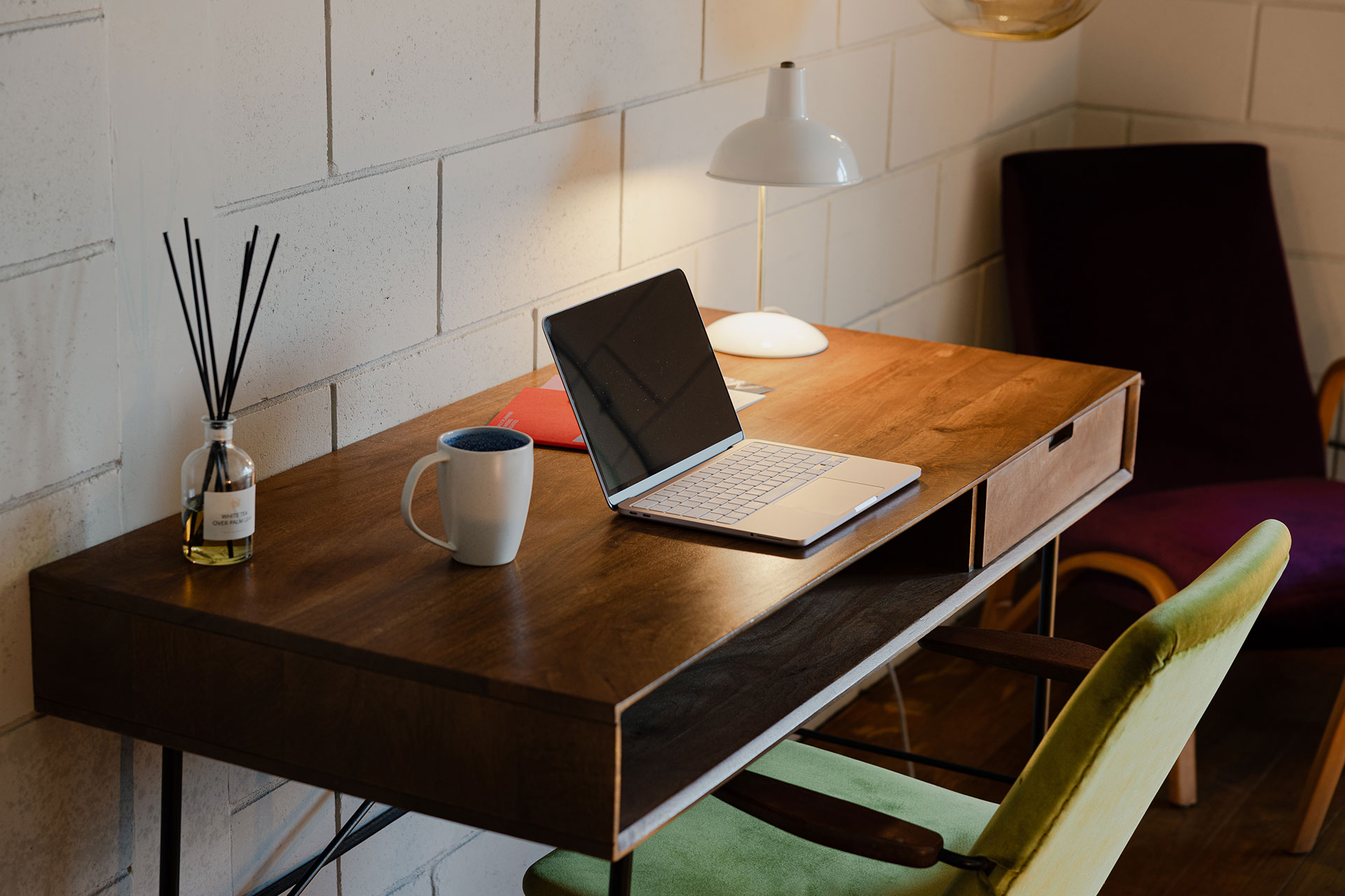 fabrica-no-jardim_house_porto-portugal_interior-desk.jpg