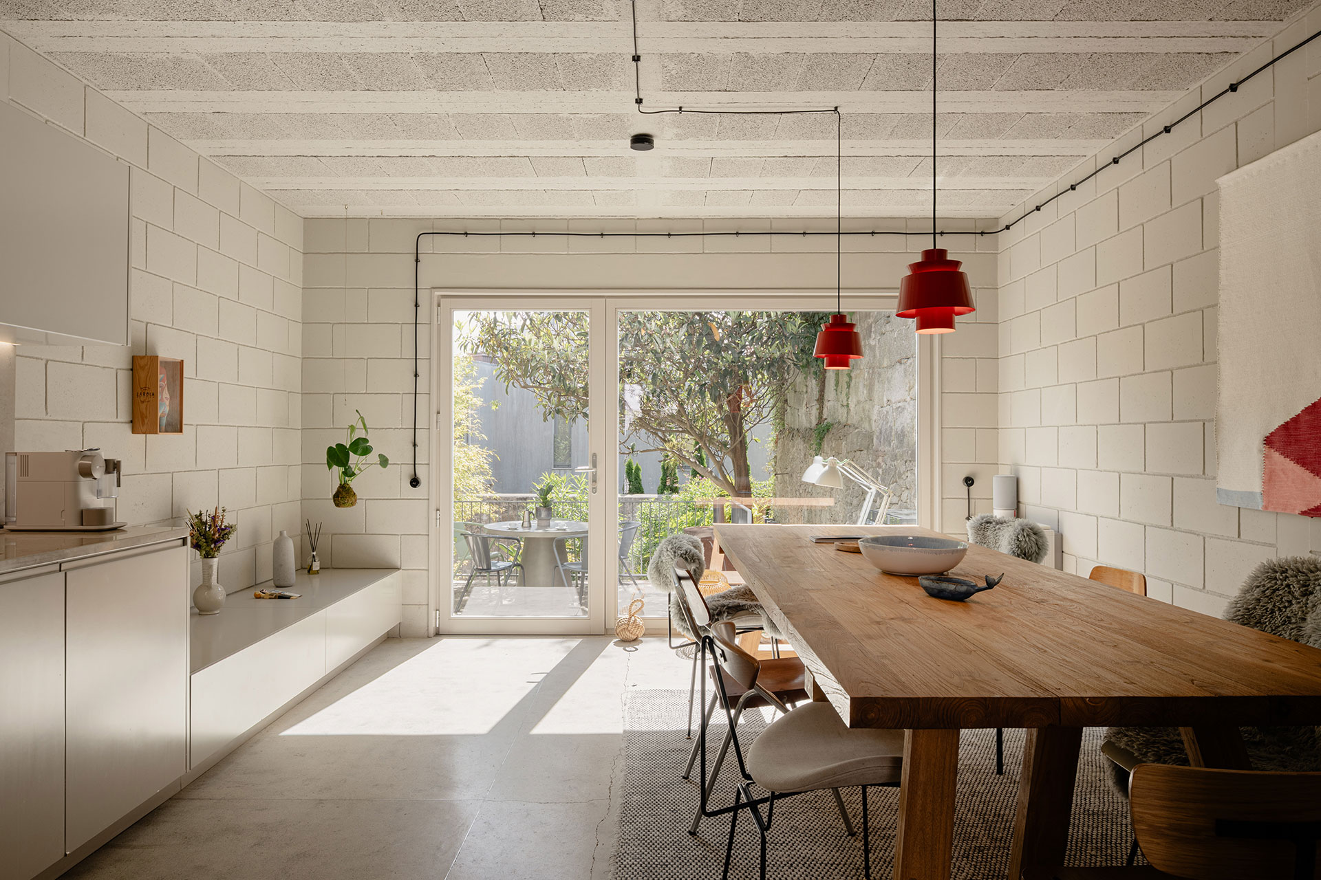 fabrica-no-jardim_house_porto-portugal_interior-kitchen-table.jpg