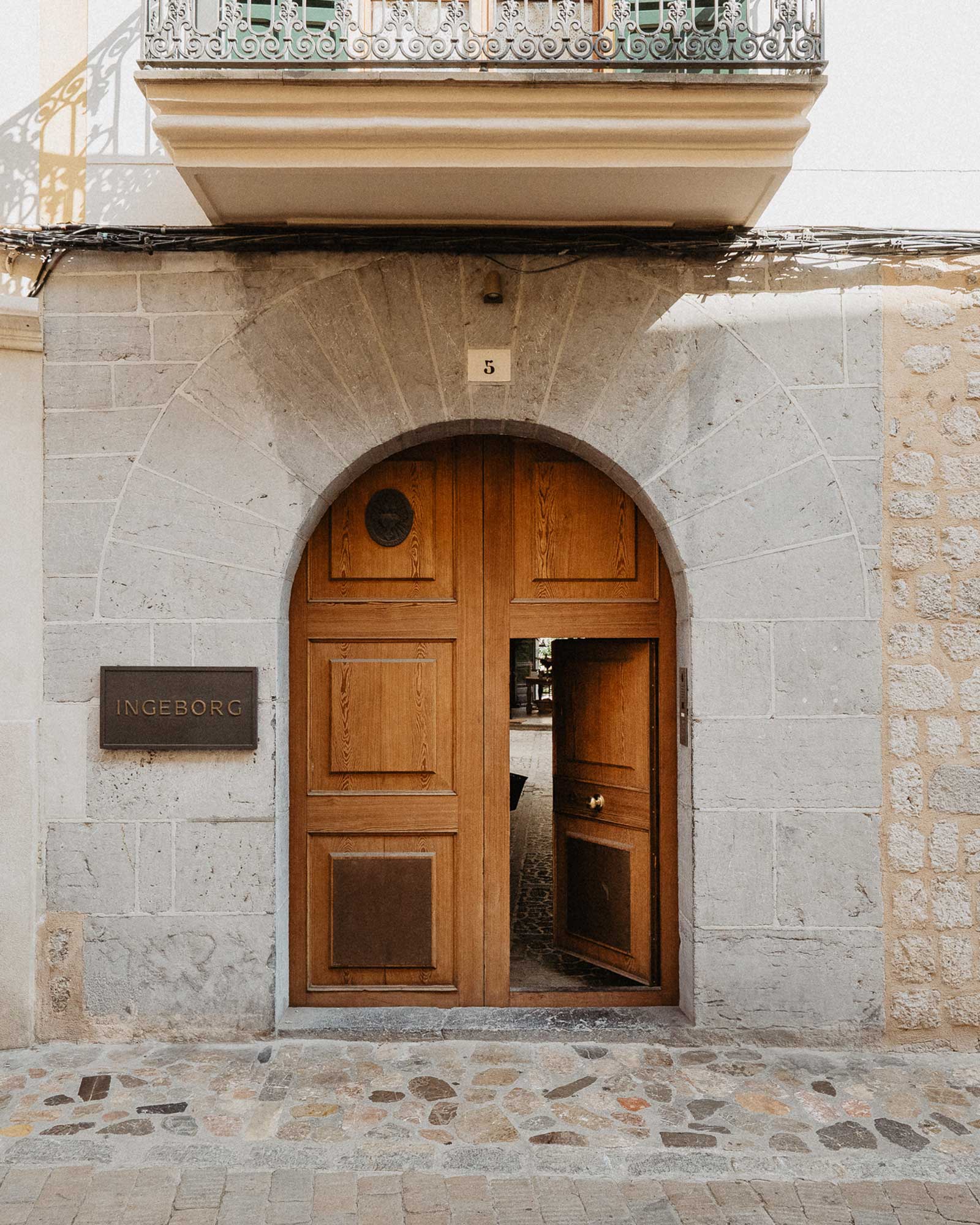 ingeborg_townhouse_mallorca-spain_exterior-door.jpg