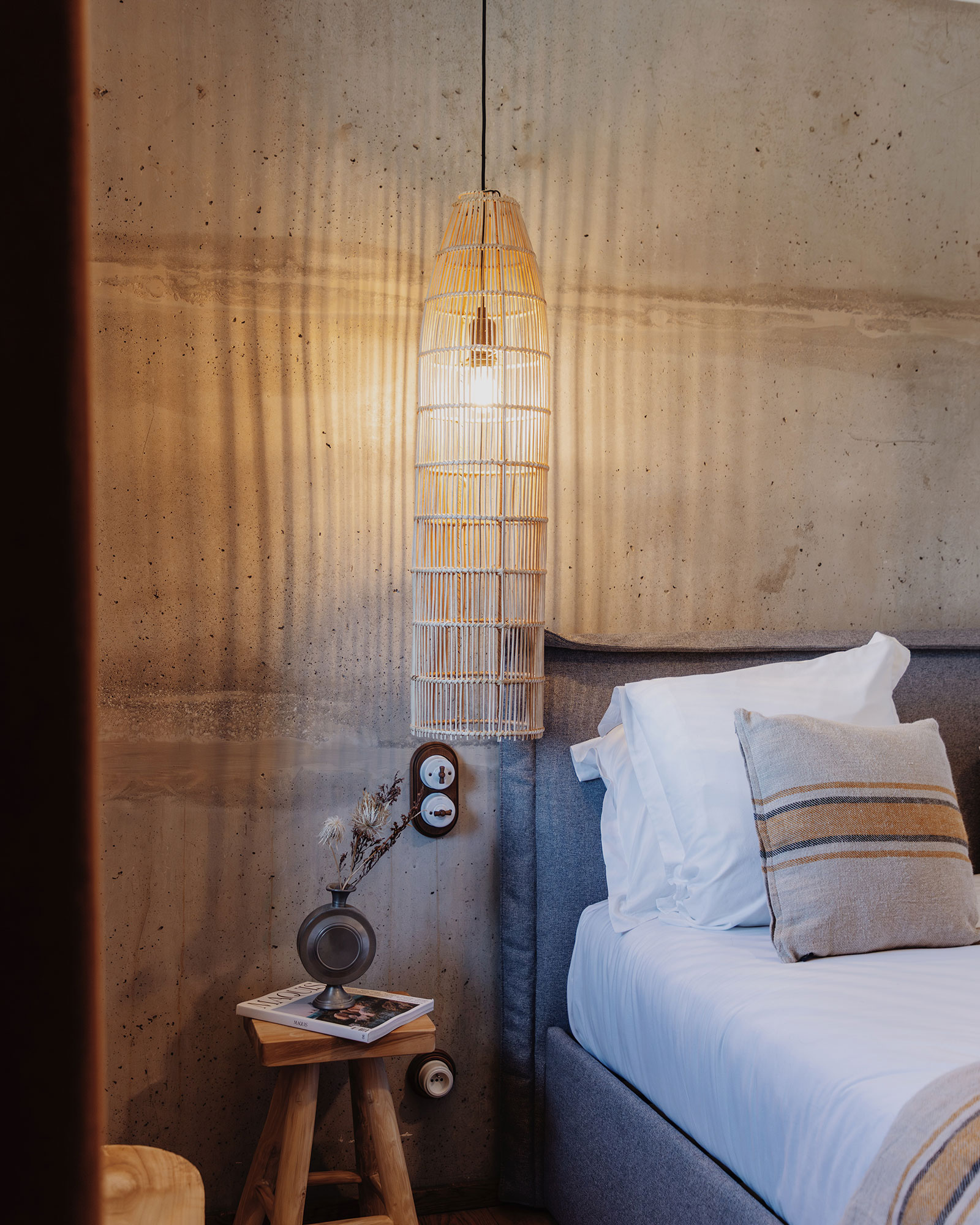 u-mulinu-casanelli_country-house_corsica-france_interior-bed-lamp.jpg