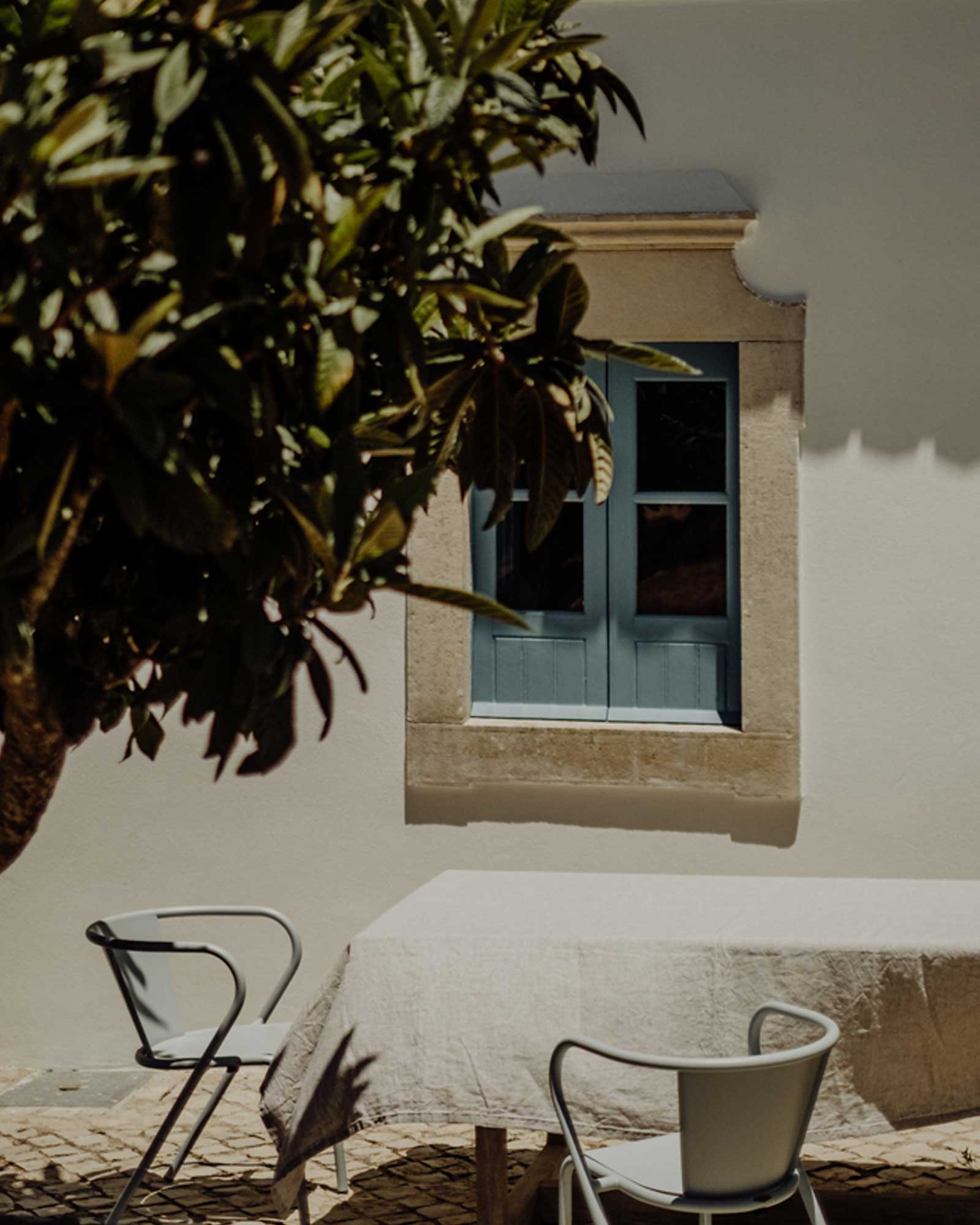 casa-amendoeira_country-house_algarve-portugal_exterior-table-window.jpg