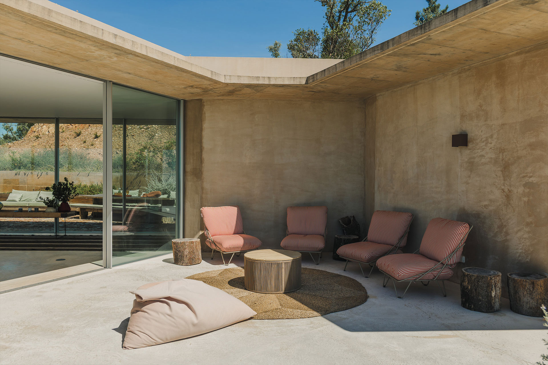 villa-sobreiras-altas_villa_setubal-portugal_exterior-chairs.jpg