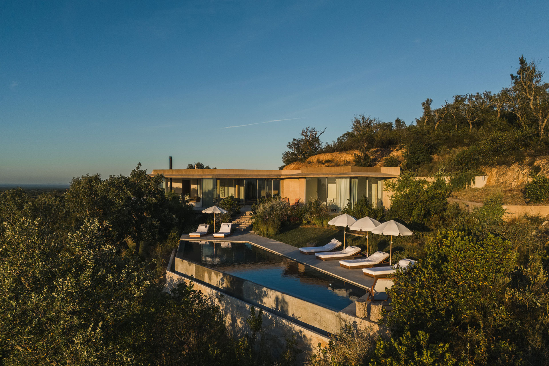 villa-sobreiras-altas_villa_setubal-portugal_exterior-design.jpg