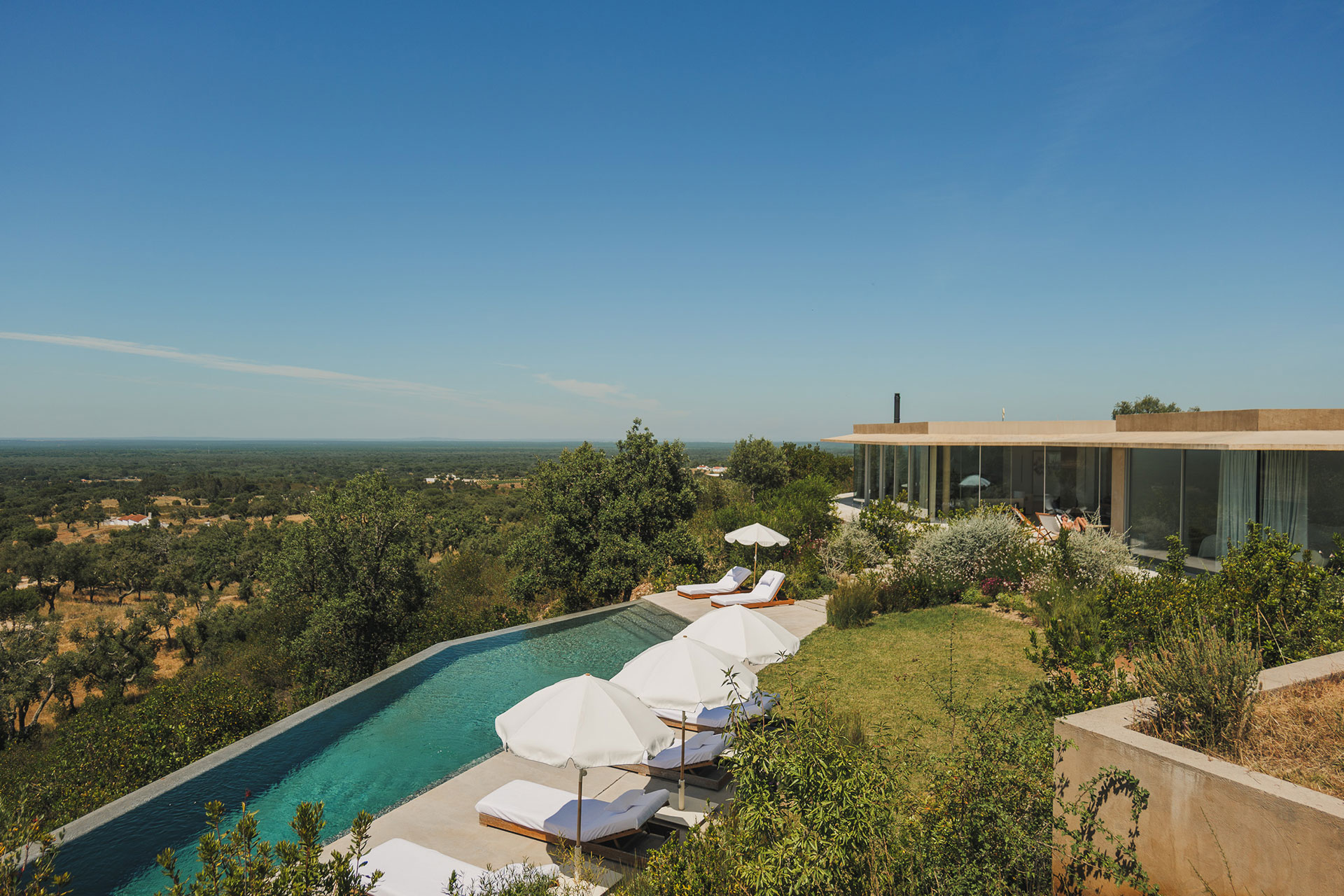 villa-sobreiras-altas_villa_setubal-portugal_exterior-design-view.jpg