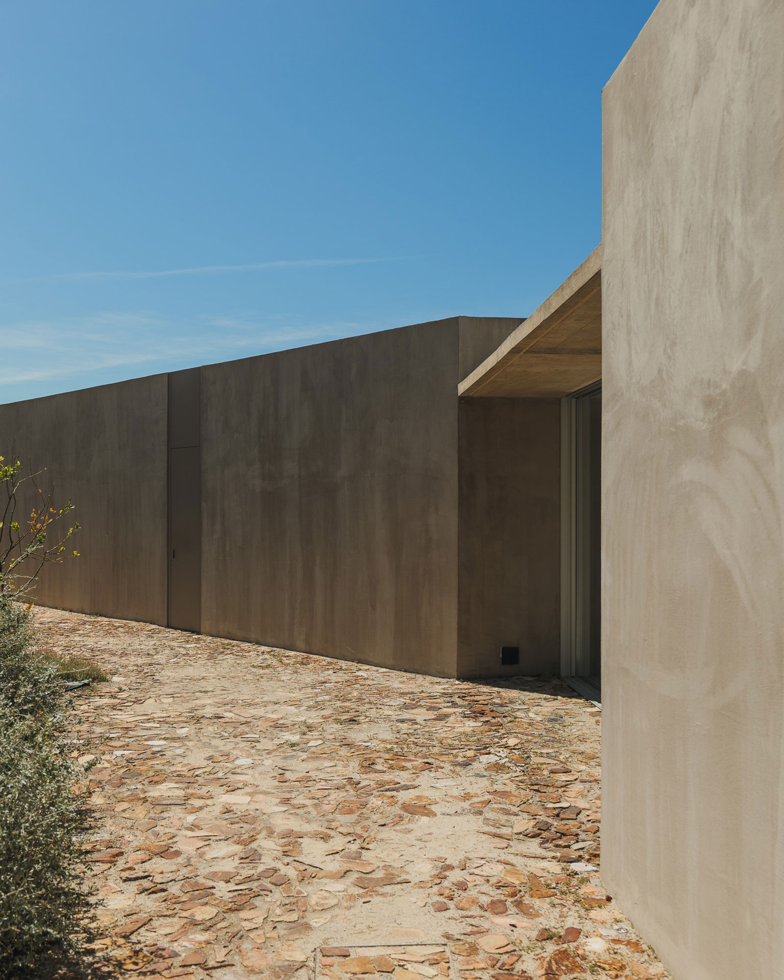 villa-sobreiras-altas_villa_setubal-portugal_exterior-facade-detail.jpg