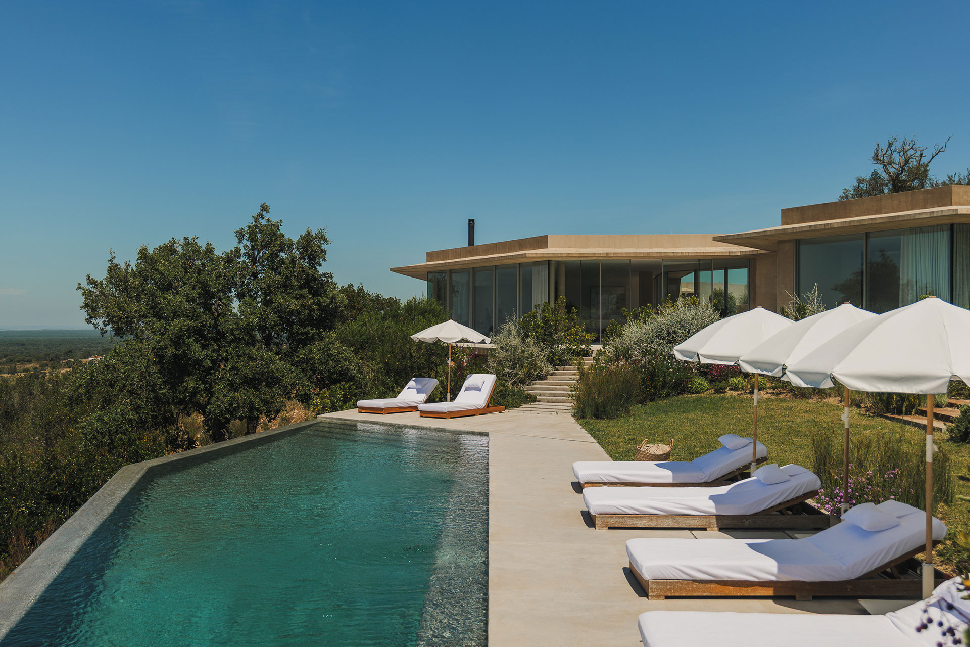 villa-sobreiras-altas_villa_setubal-portugal_exterior-pool.jpg