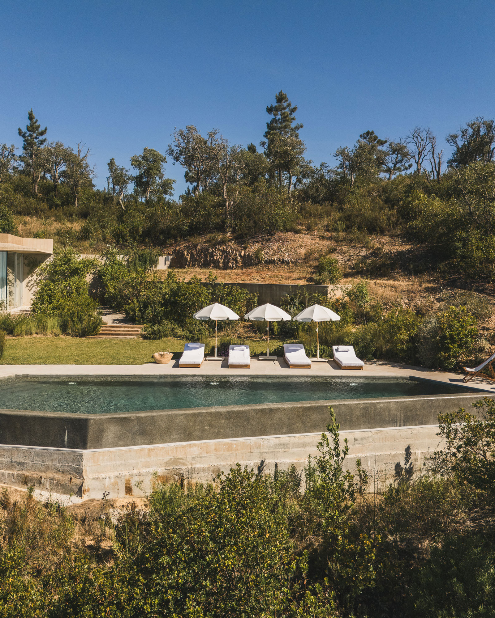 villa-sobreiras-altas_villa_setubal-portugal_exterior-pool-design.jpg