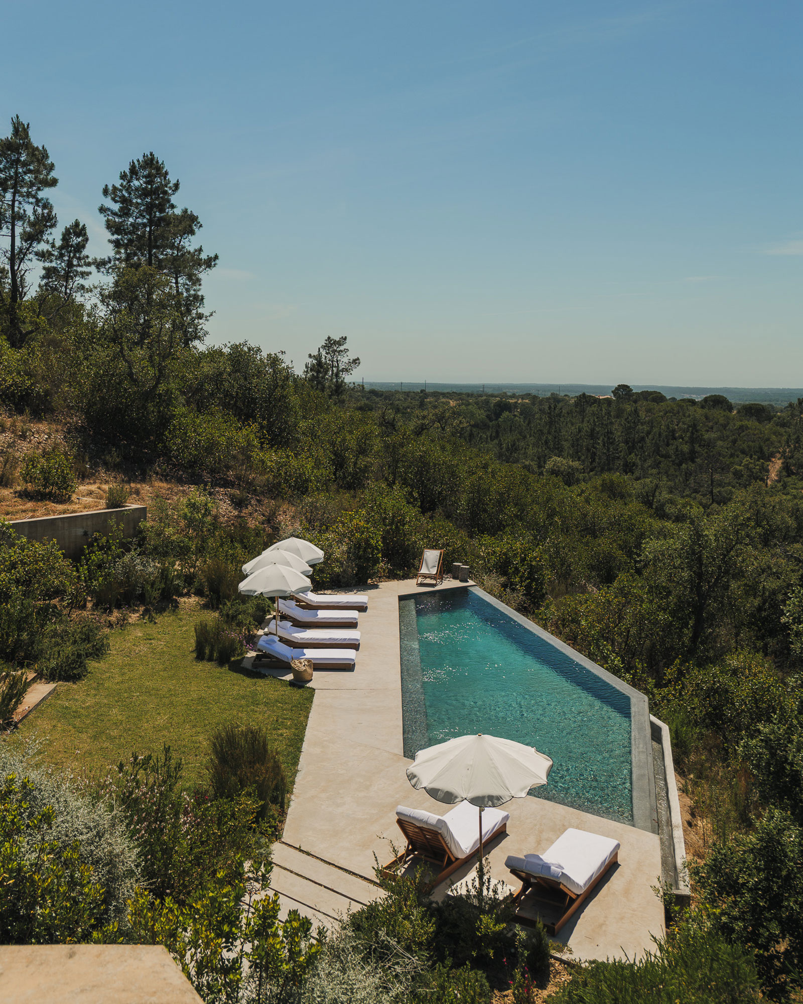 villa-sobreiras-altas_villa_setubal-portugal_exterior-pool-drone.jpg