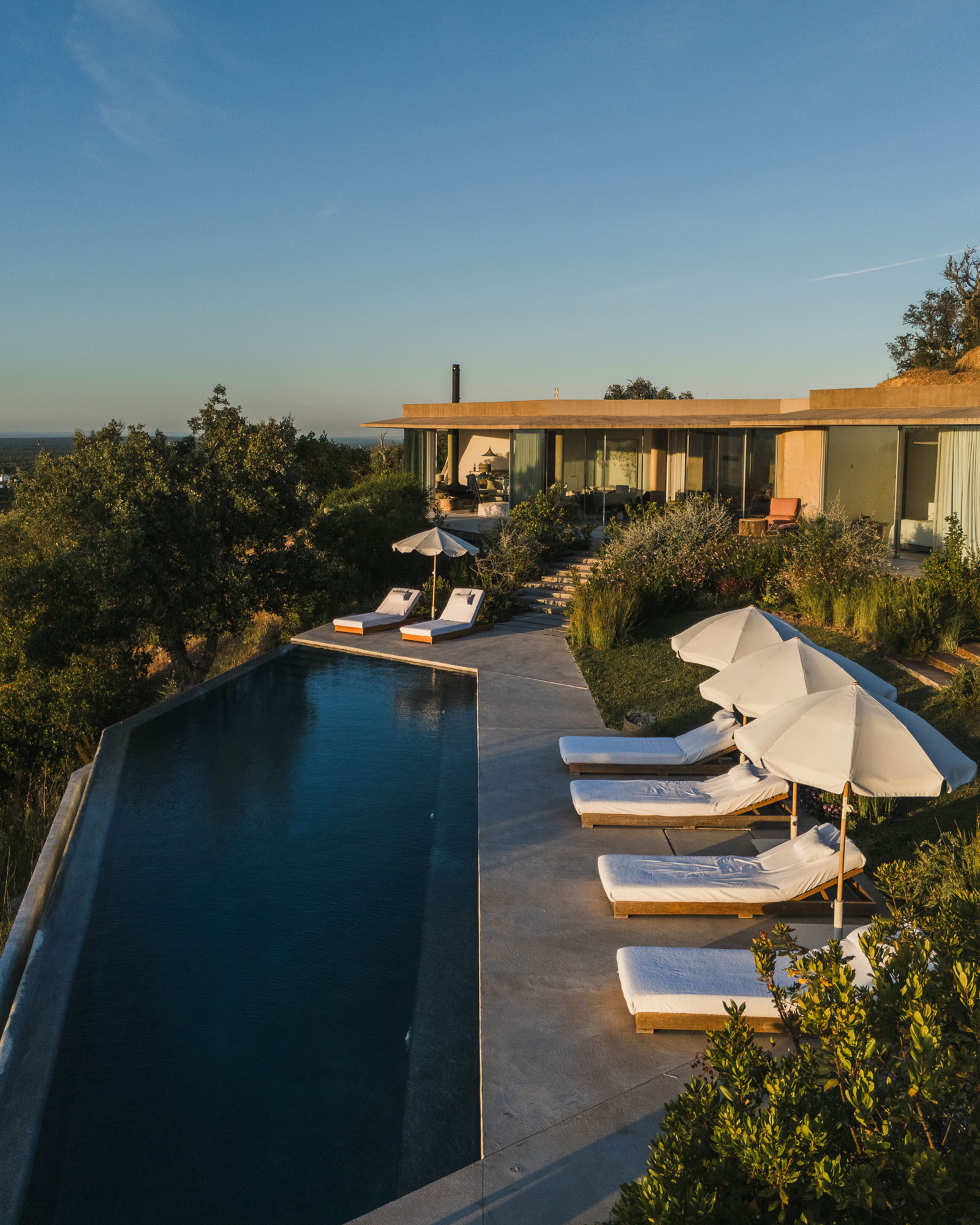 villa-sobreiras-altas_villa_setubal-portugal_exterior-pool-space.jpg