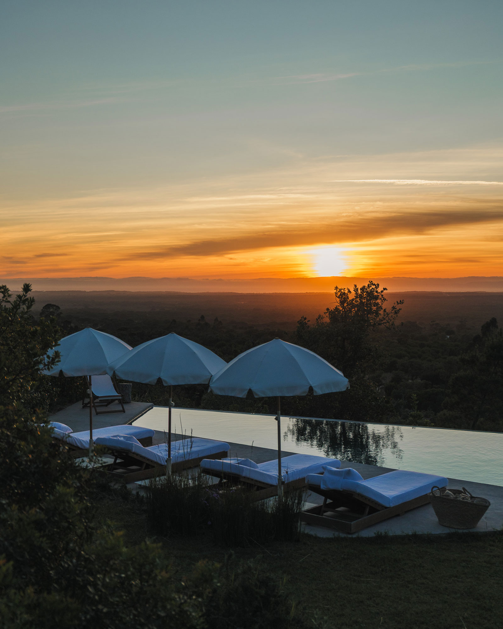 villa-sobreiras-altas_villa_setubal-portugal_exterior-pool-sunset.jpg