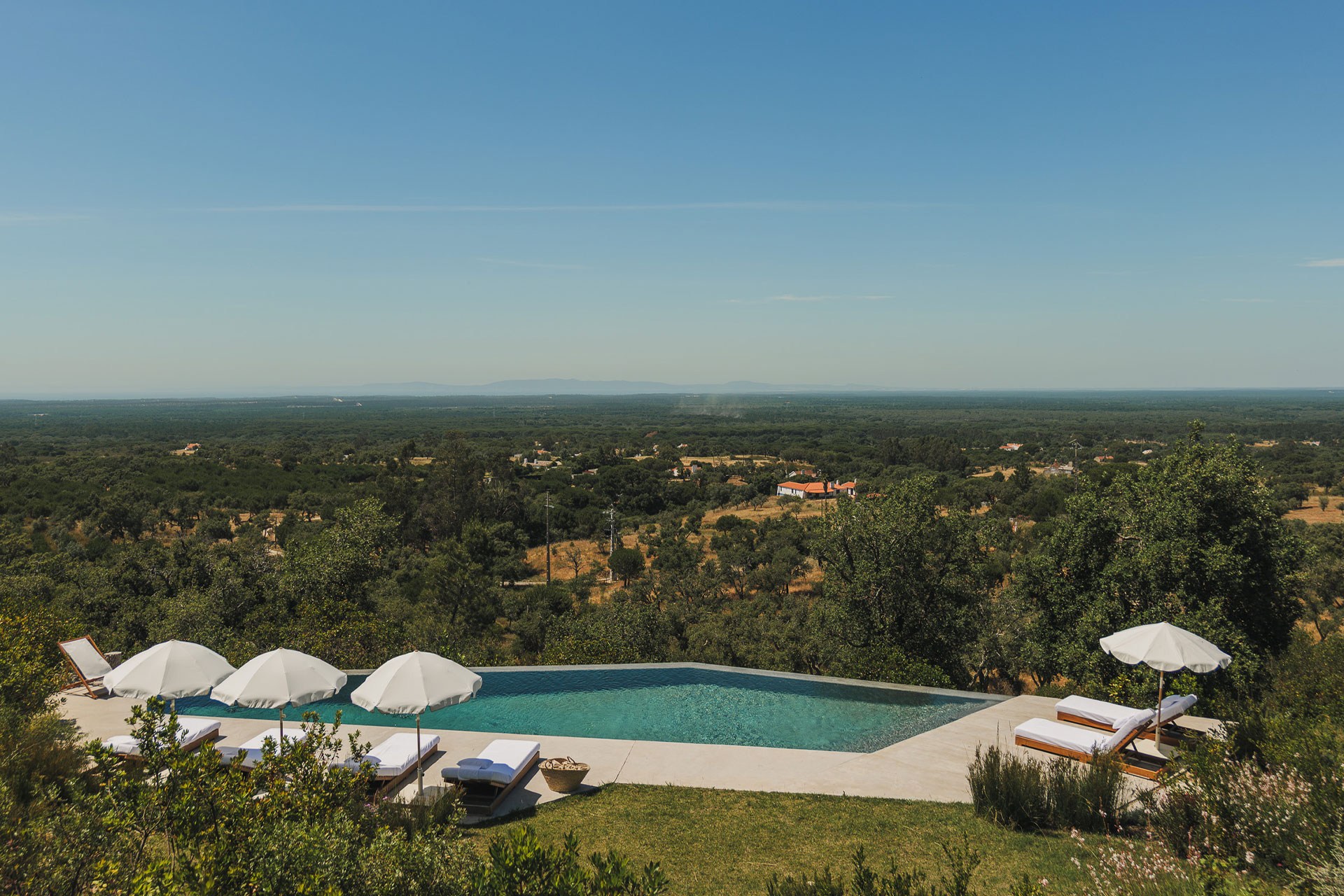 villa-sobreiras-altas_villa_setubal-portugal_exterior-pool-view.jpg