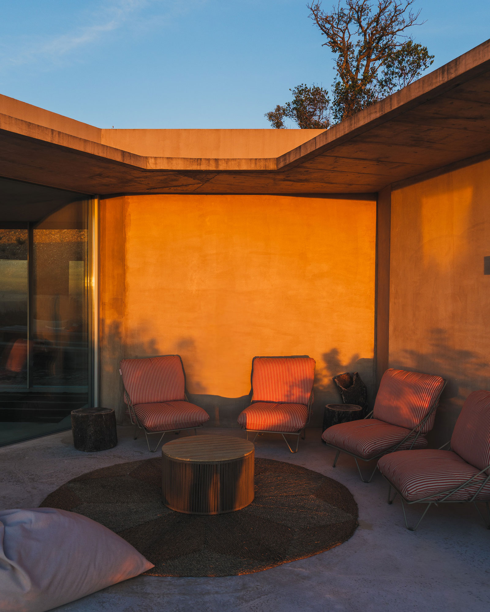 villa-sobreiras-altas_villa_setubal-portugal_exterior-sunset-chairs.jpg