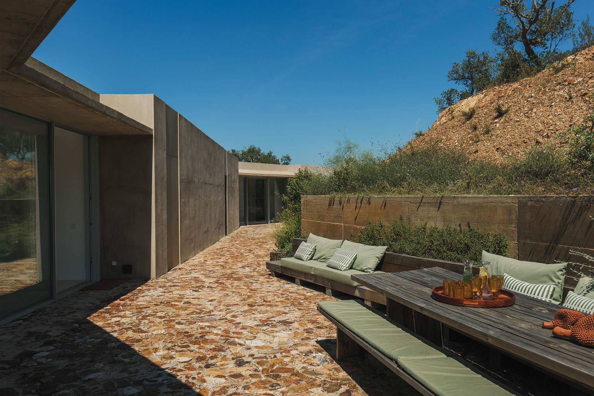 villa-sobreiras-altas_villa_setubal-portugal_exterior-terrace.jpg