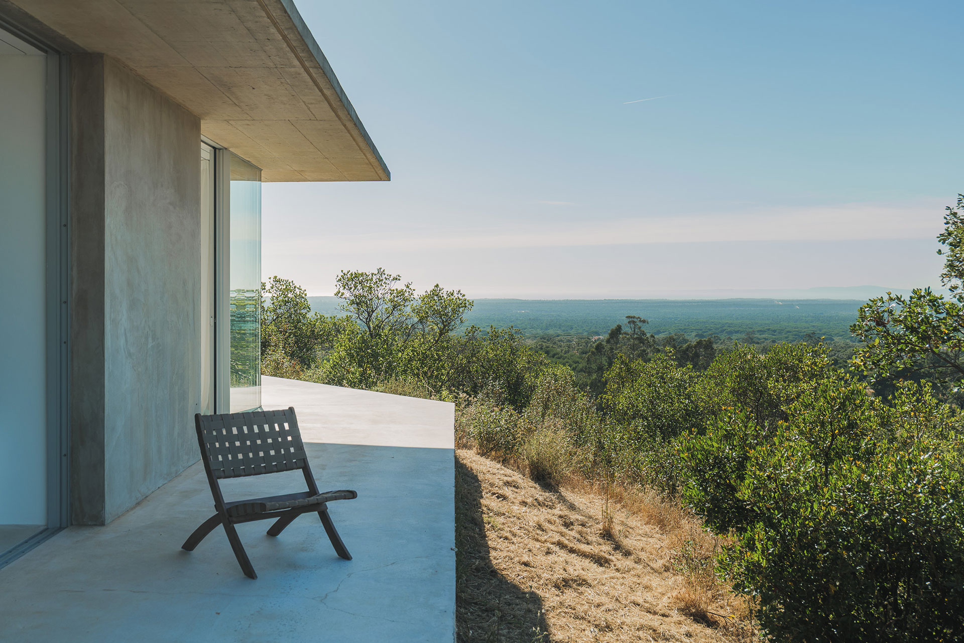 villa-sobreiras-altas_villa_setubal-portugal_exterior-terrace-design.jpg