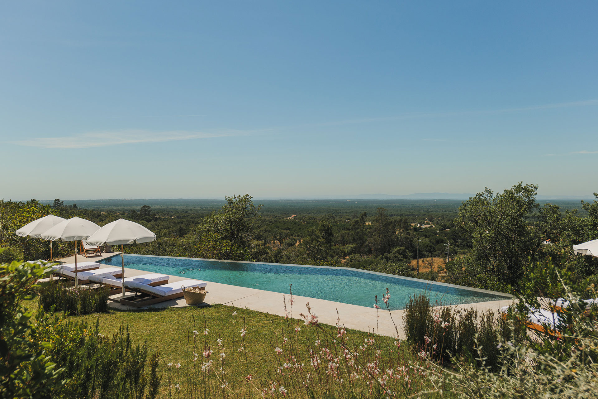 villa-sobreiras-altas_villa_setubal-portugal_exterior-view-pool.jpg