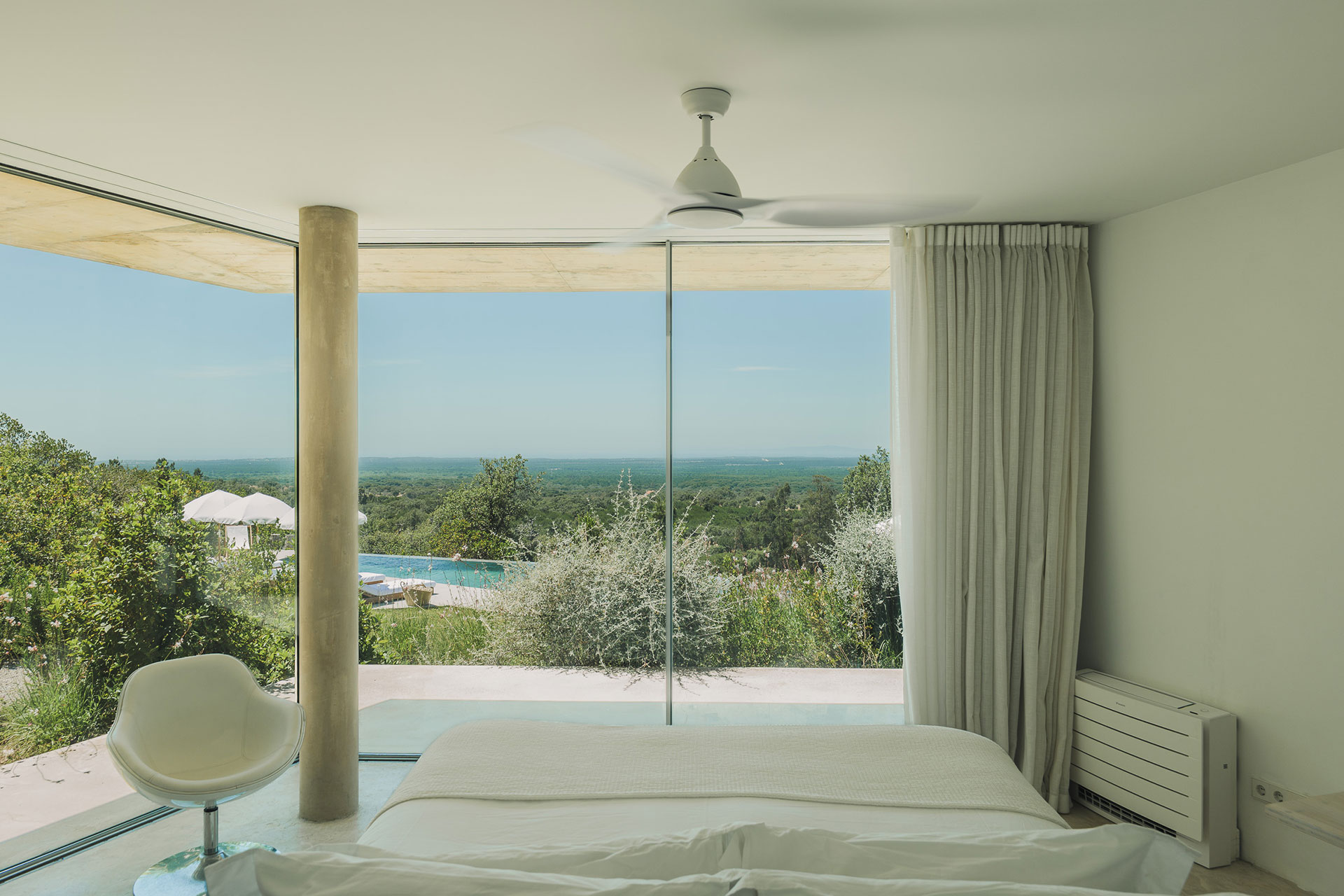 villa-sobreiras-altas_villa_setubal-portugal_interior-bedroom-view.jpg