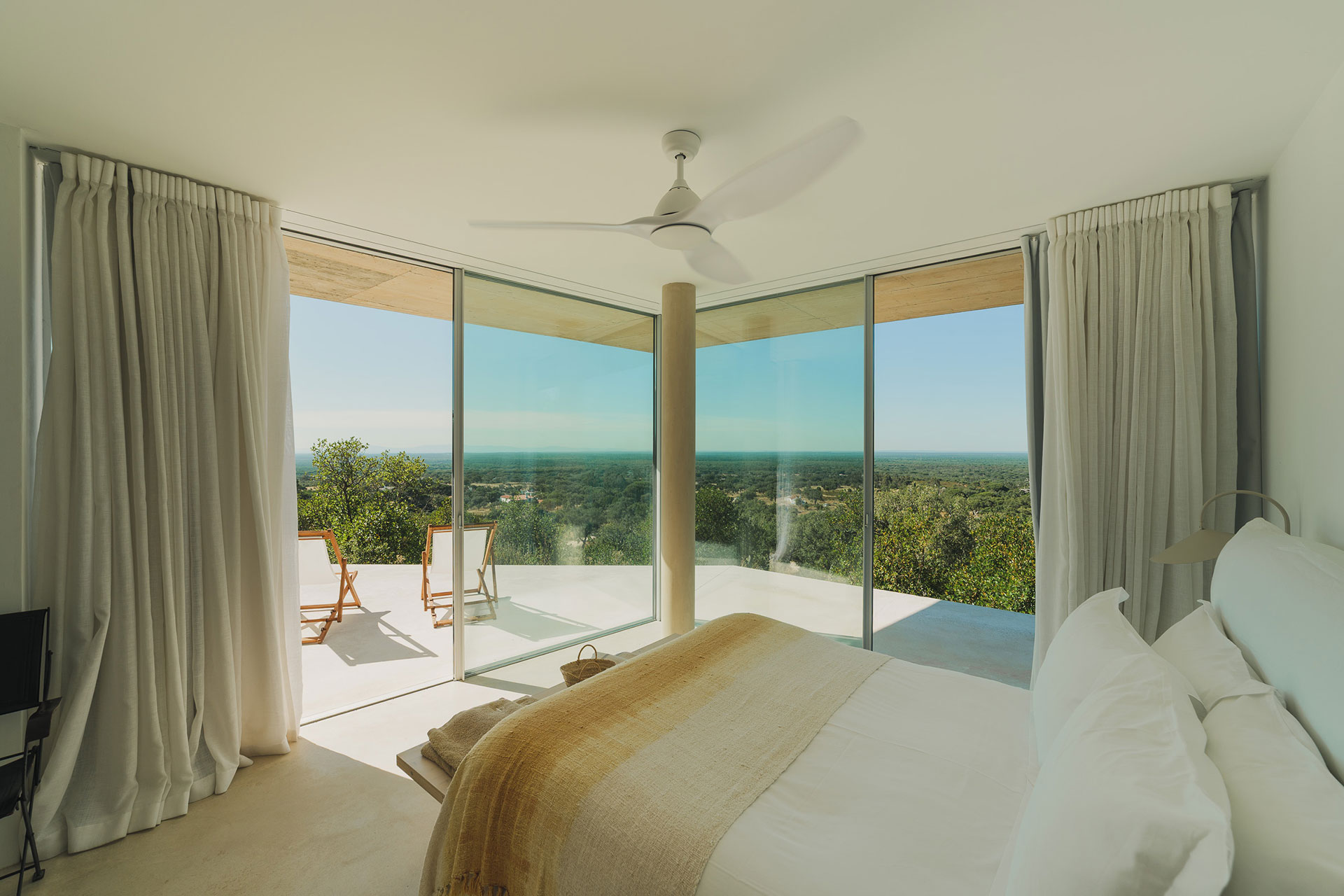villa-sobreiras-altas_villa_setubal-portugal_interior-bedroom-windows.jpg