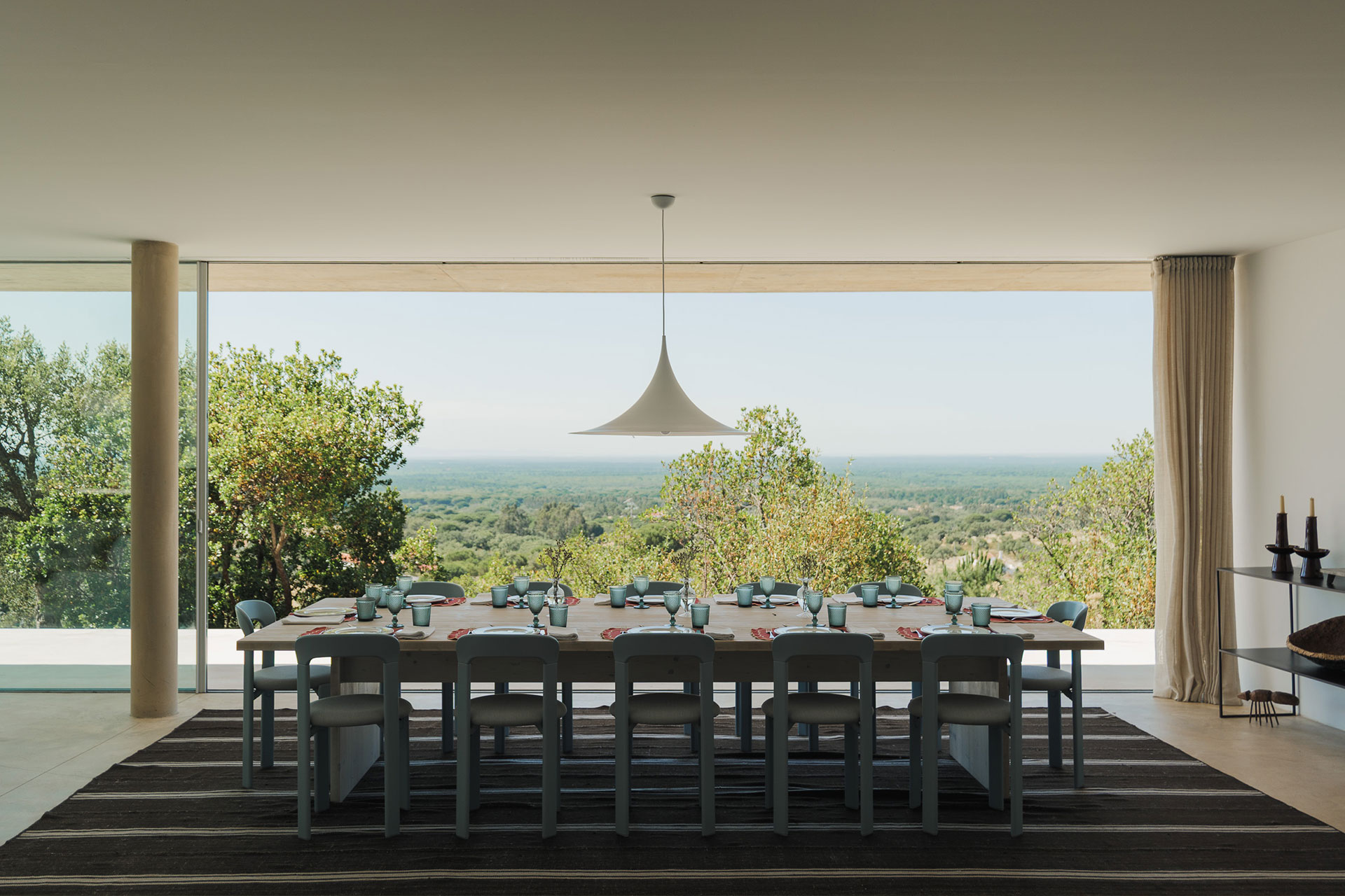 villa-sobreiras-altas_villa_setubal-portugal_interior-dining-table.jpg