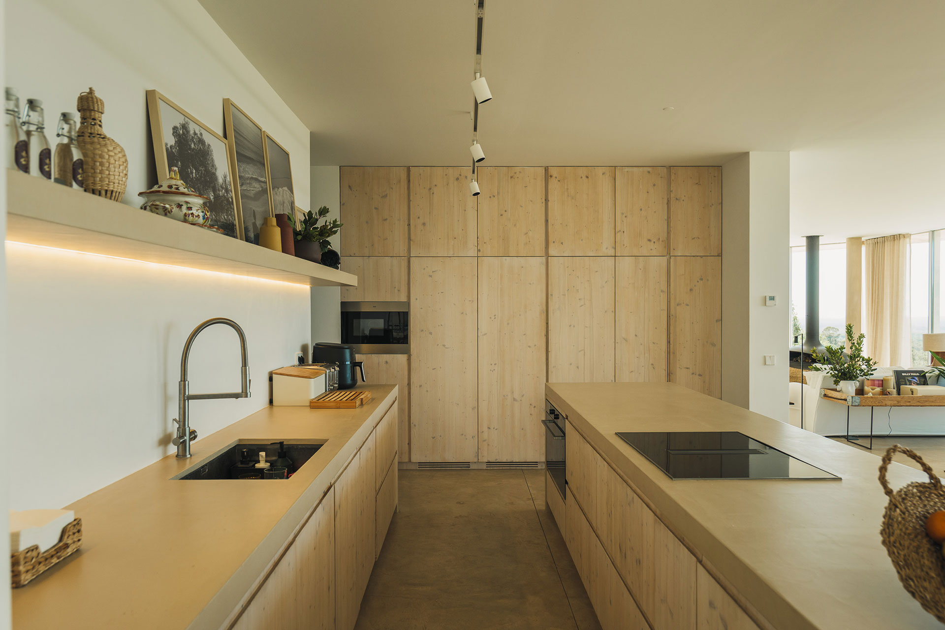 villa-sobreiras-altas_villa_setubal-portugal_interior-kitchen-design.jpg