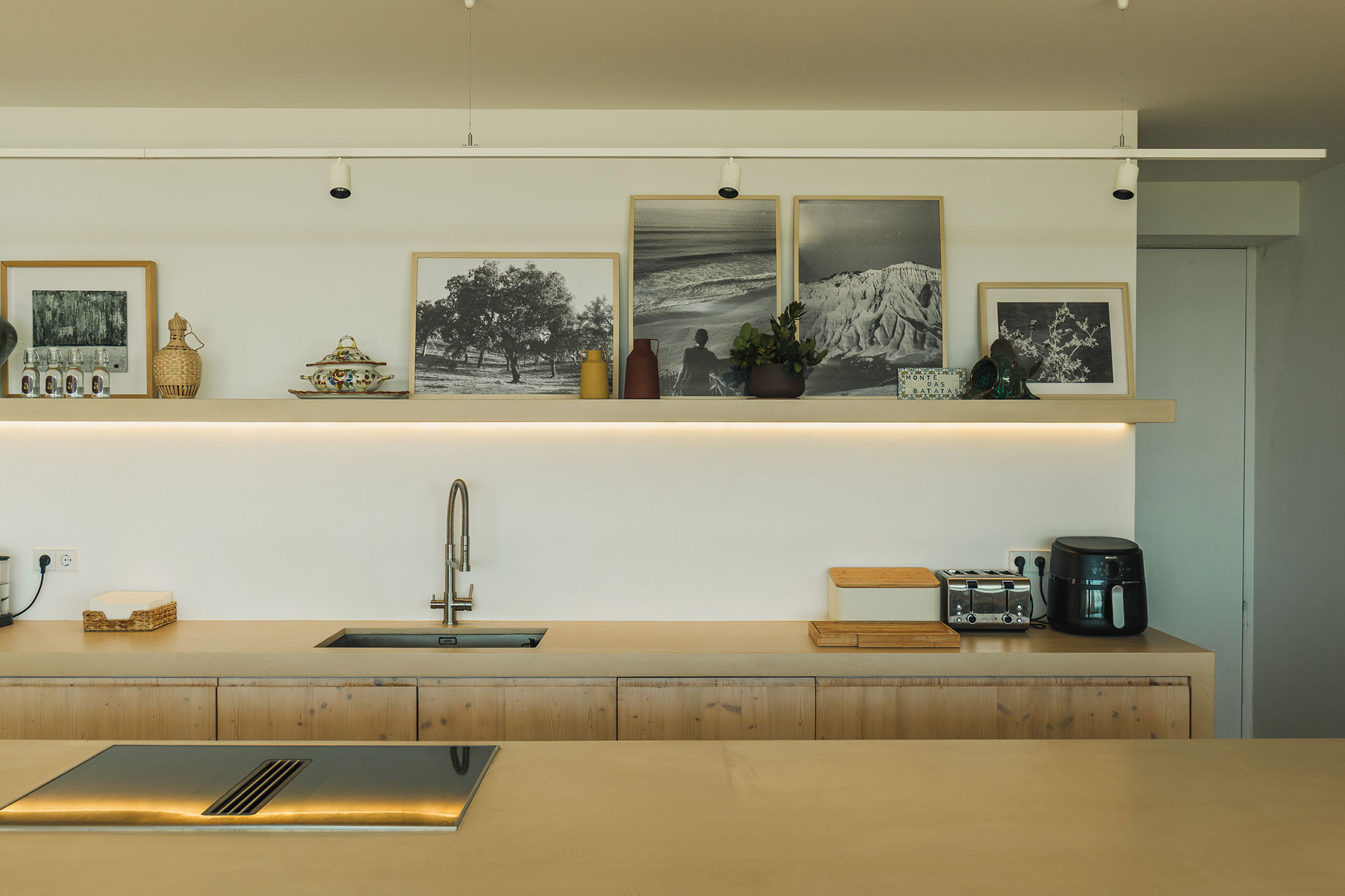 villa-sobreiras-altas_villa_setubal-portugal_interior-kitchen-detail.jpg