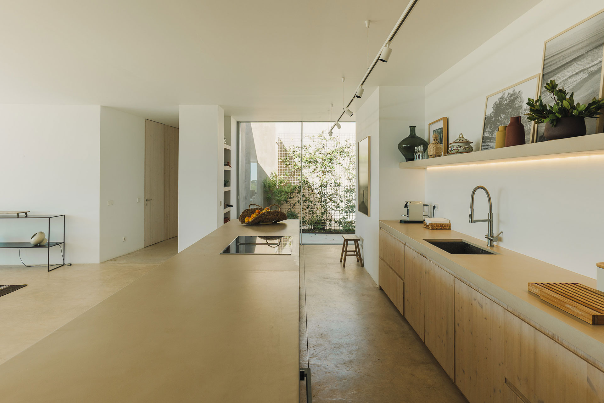 villa-sobreiras-altas_villa_setubal-portugal_interior-kitchen-space.jpg