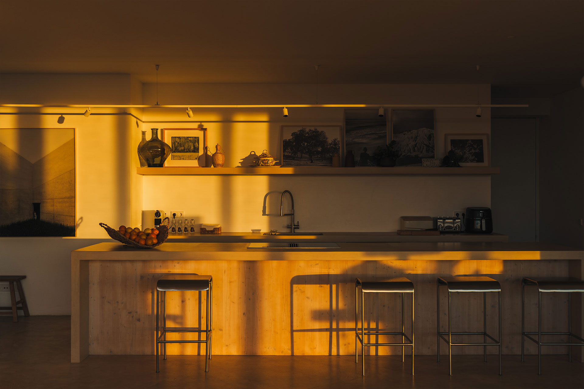 villa-sobreiras-altas_villa_setubal-portugal_interior-kitchen-sunset.jpg